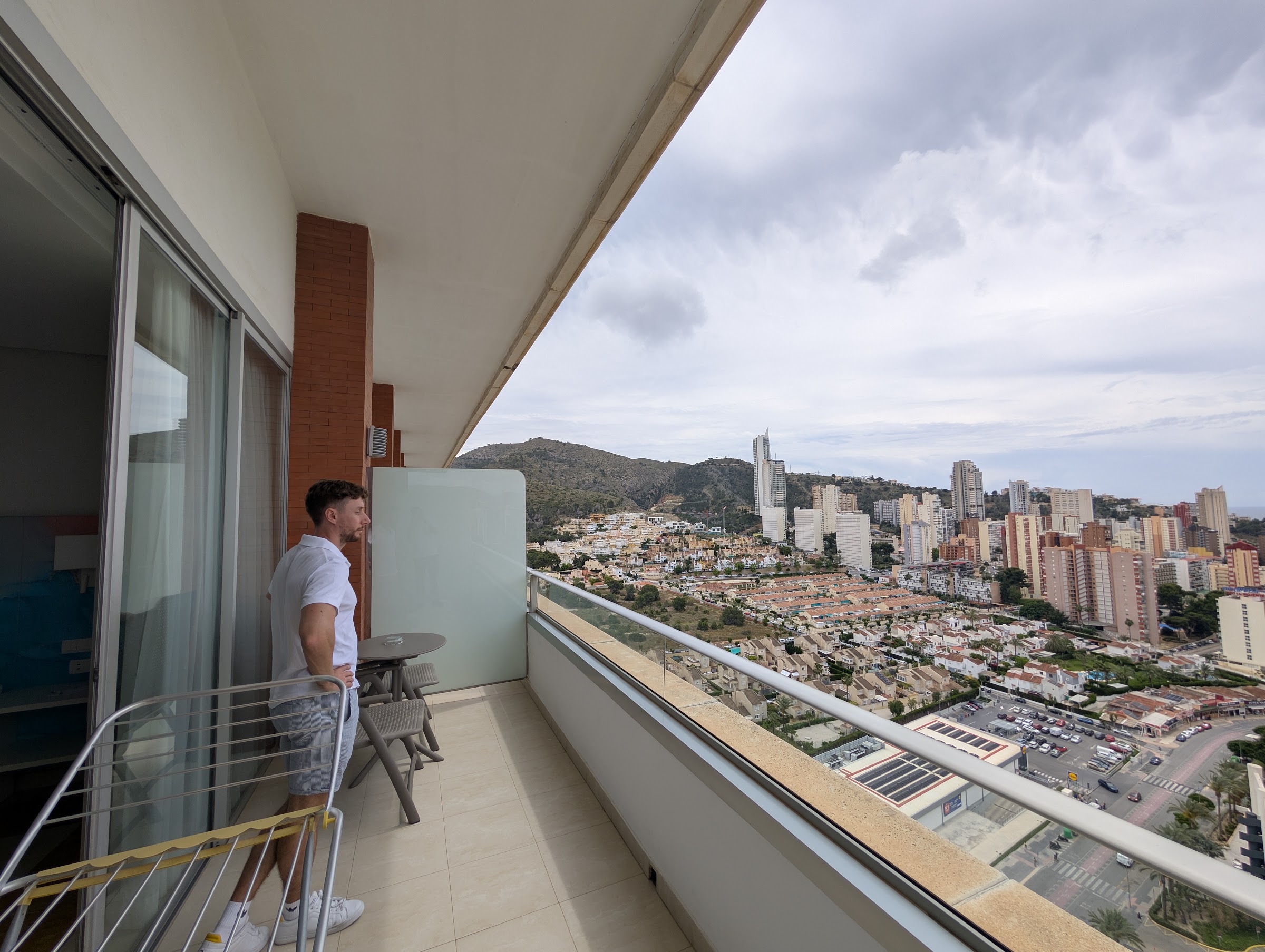 Javier Sobrino en la terraza de una habitación alta del BCL Levante Club mirando los rascacielos de Benidorm