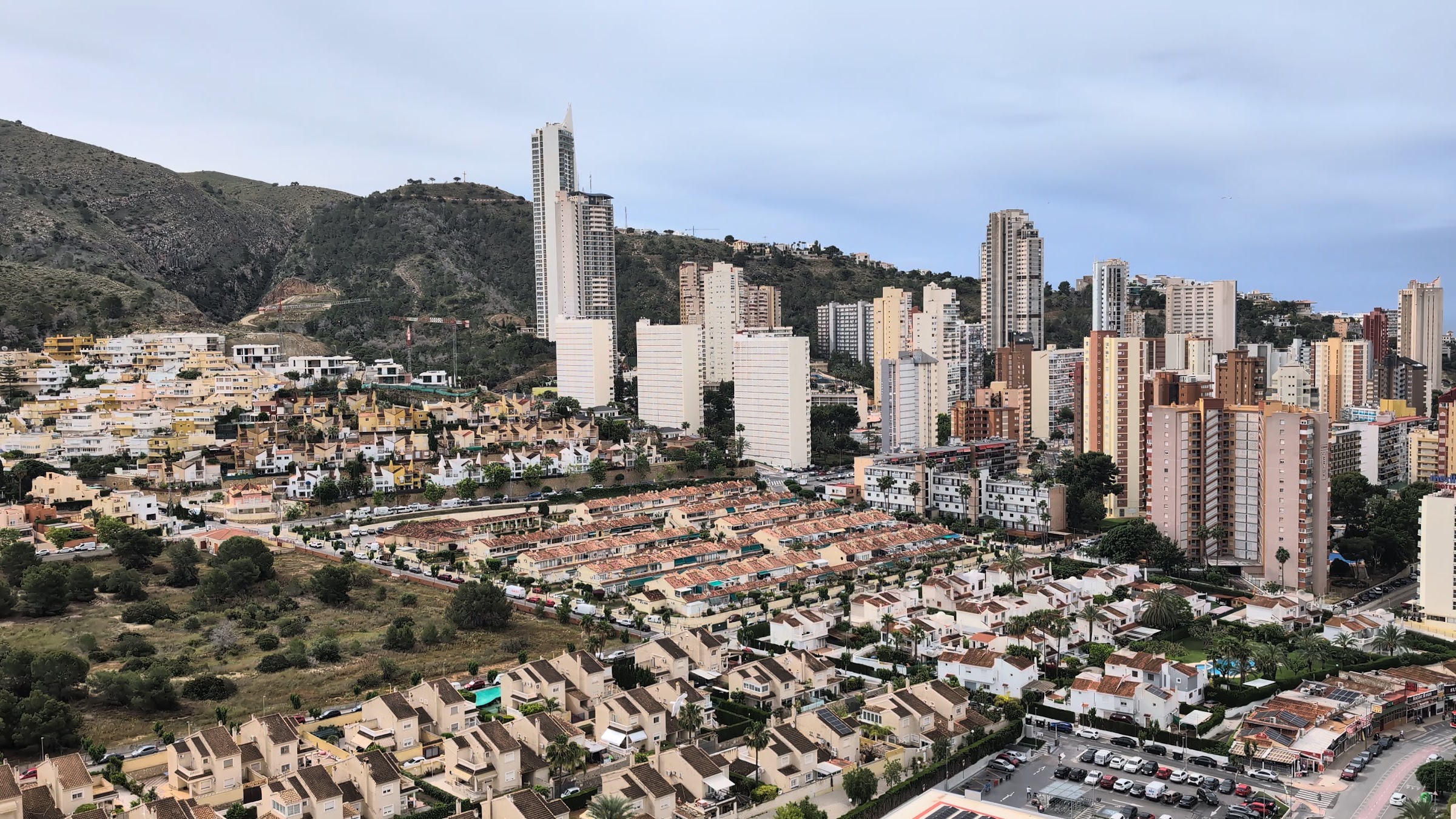 Rascacielos de Benidorm y la sierra vistos desde una habitación alta del BCL Levante Club