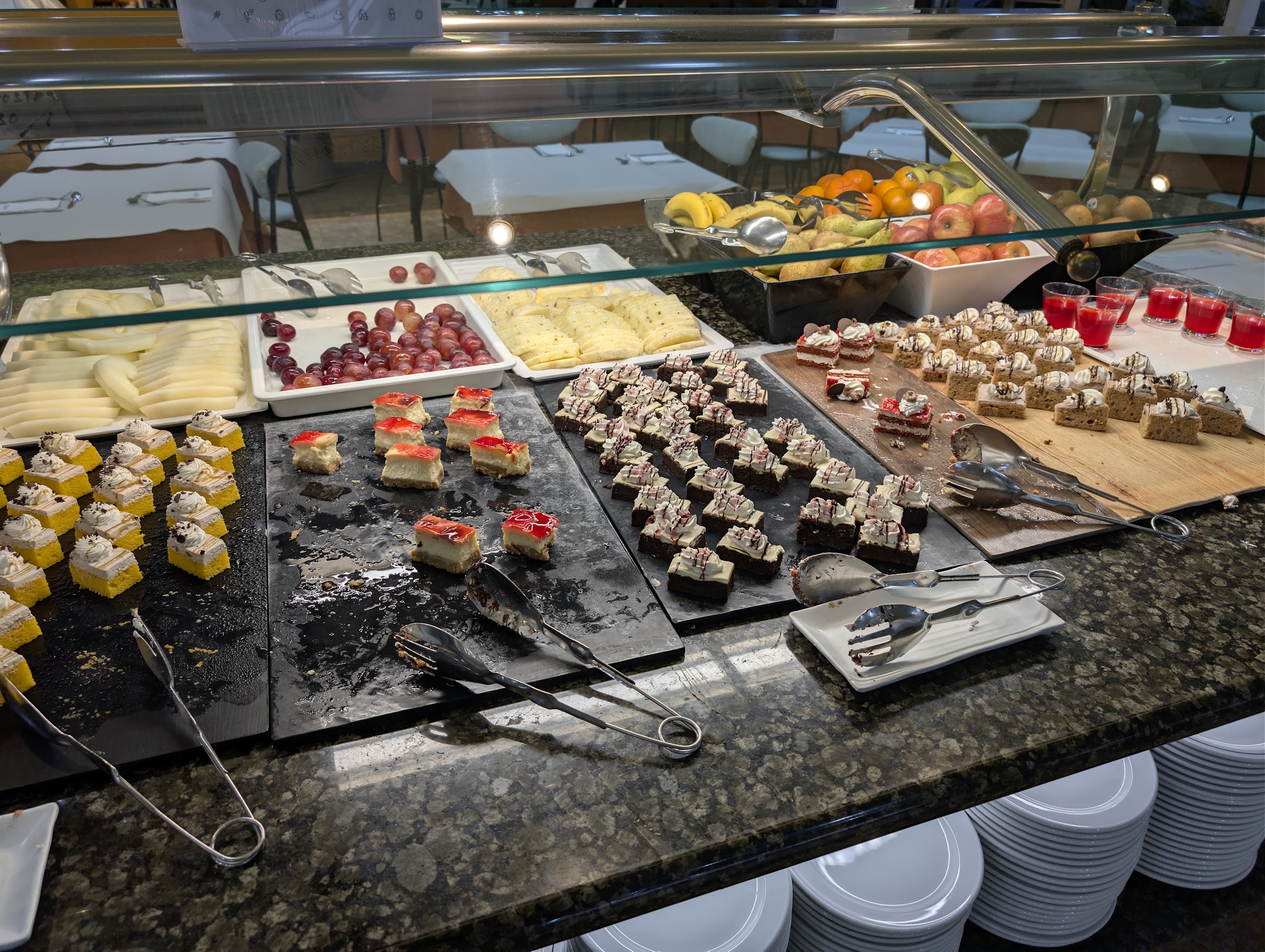 Mesa de postres caseros y fruta en el buffet del Hotel Benikaktus