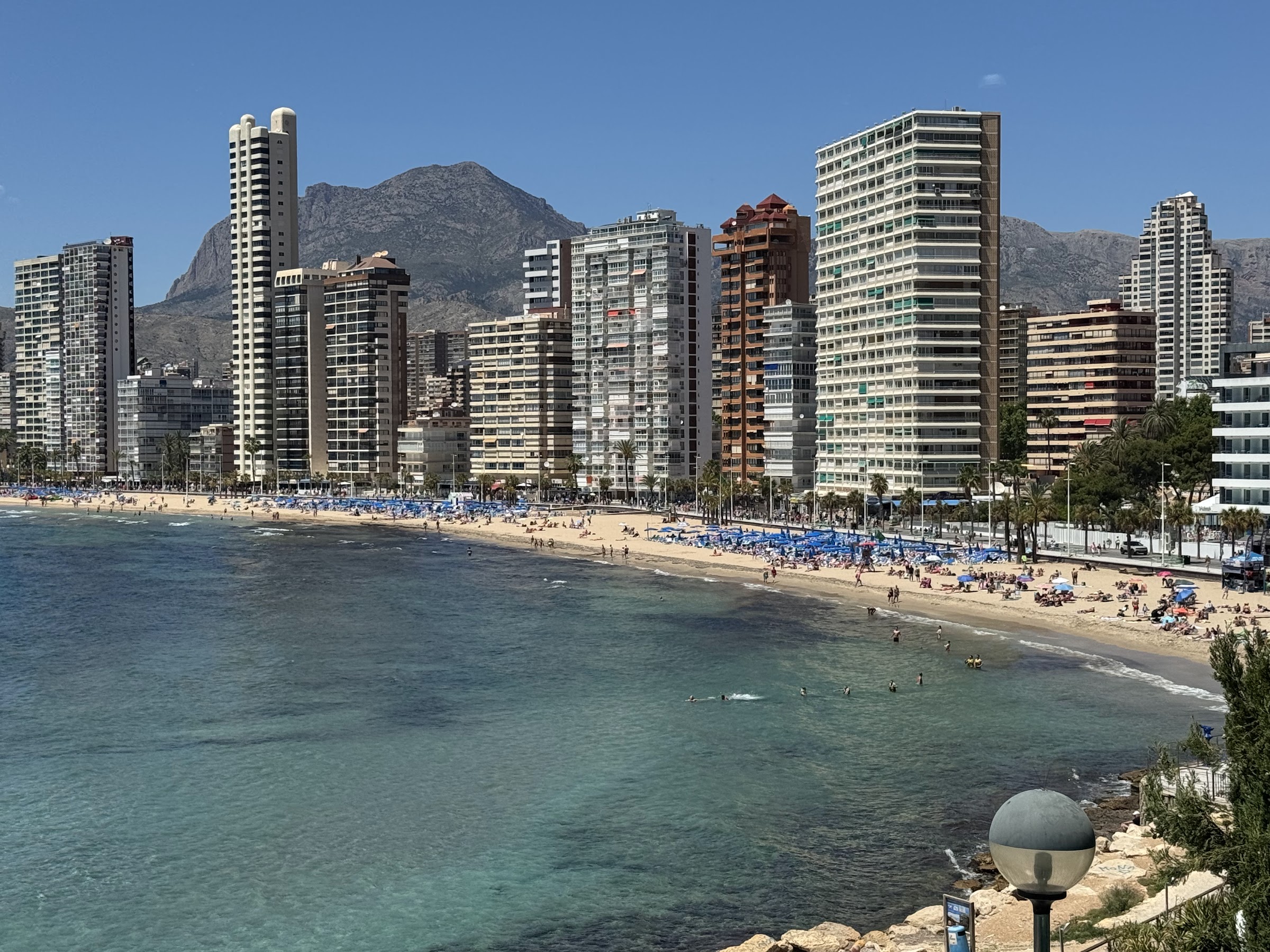 Skyline de Benidorm sobre la playa y el agua turquesa, junto al Hotel Benikaktus