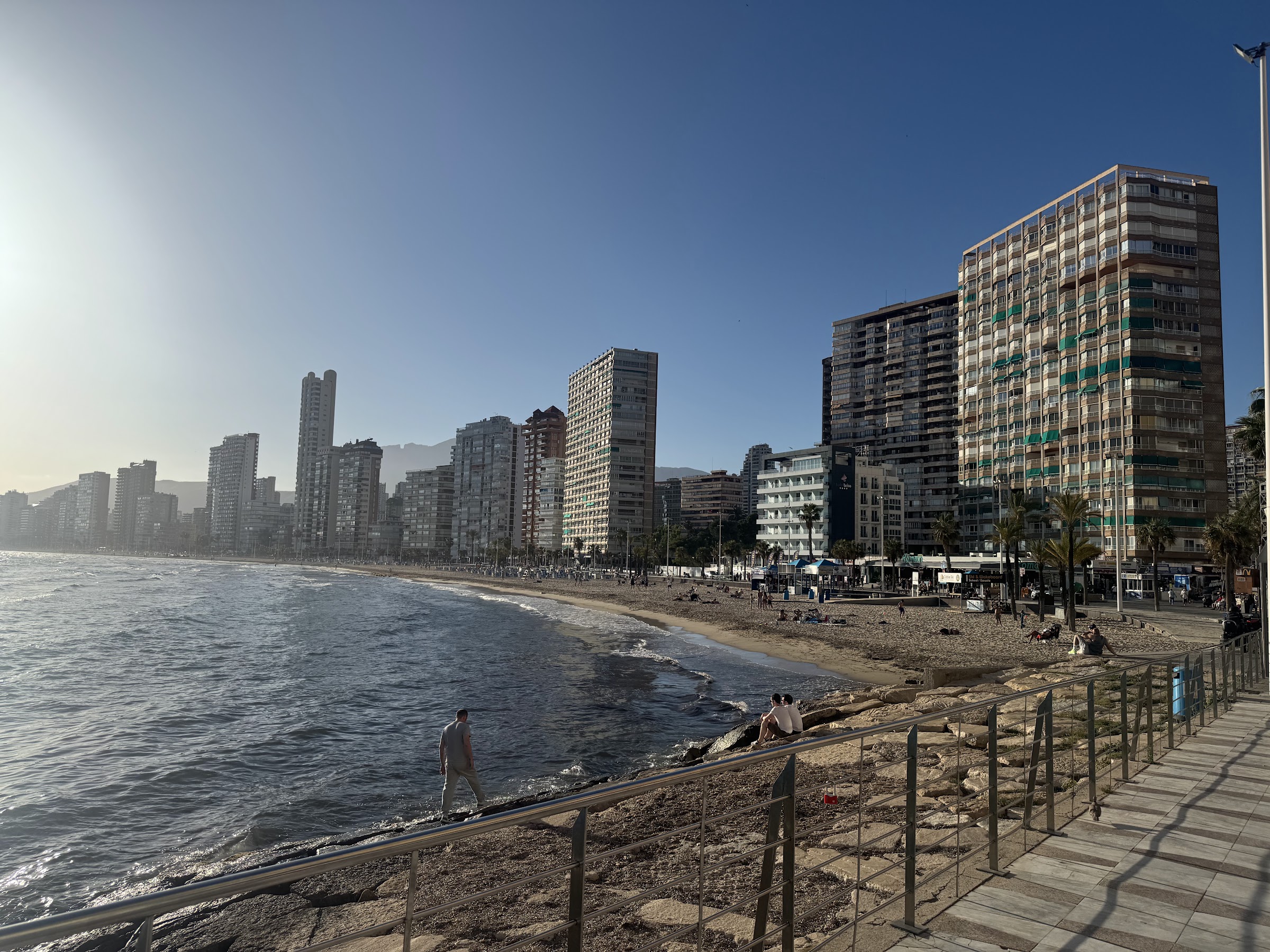 Playa de Benidorm y el paseo junto al mar con rascacielos al fondo