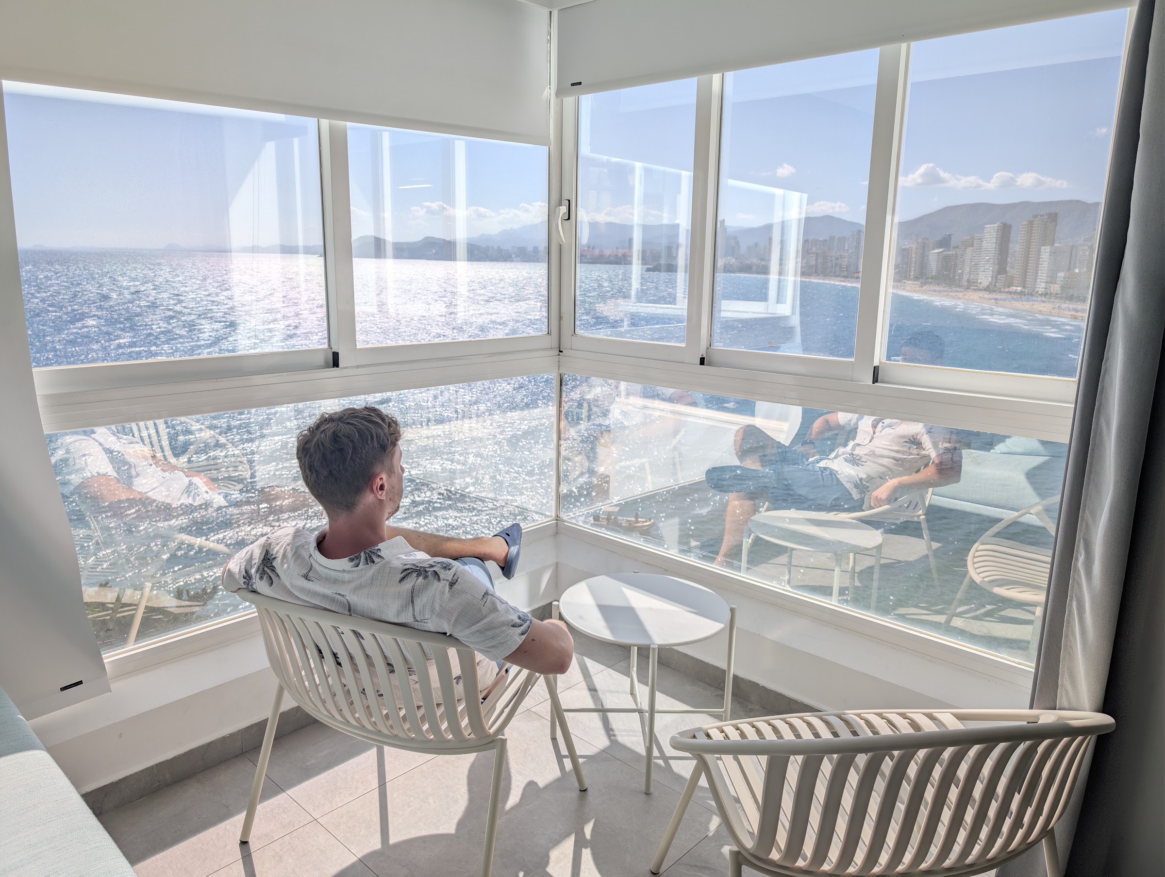 Terraza acristalada con vistas a la bahía de Benidorm en una habitación del Hotel Benikaktus