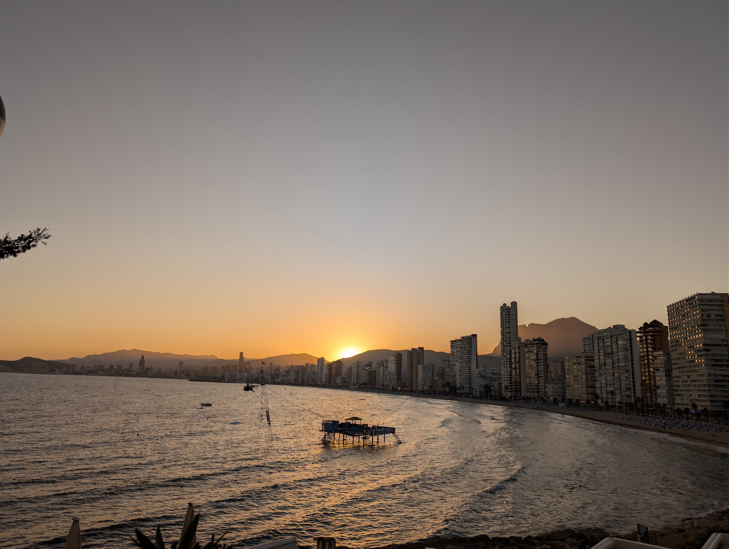 Puesta de sol sobre la bahía de Benidorm vista desde el Hotel Benikaktus
