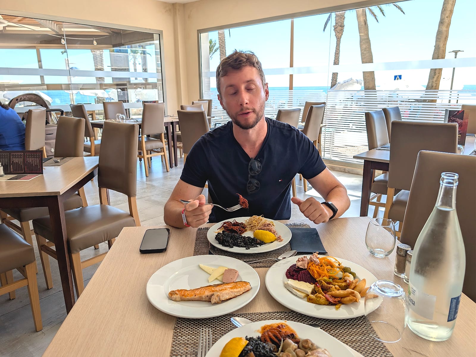 Javier Sobrino almorzando en el restaurante del Best Sabinal, con el mar detrás de la ventana