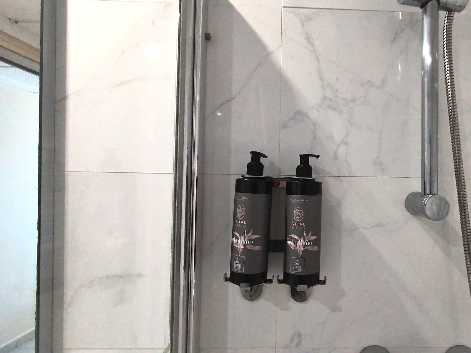 Los dispensadores de gel y champú en la ducha de la habitación del Best Sabinal