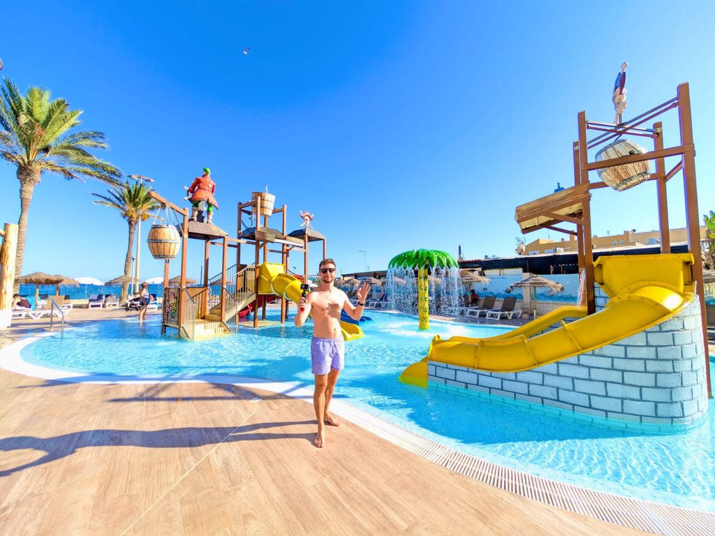 Javier Sobrino en el aquapark infantil pirata del Best Sabinal, con toboganes amarillos y una palmera de agua