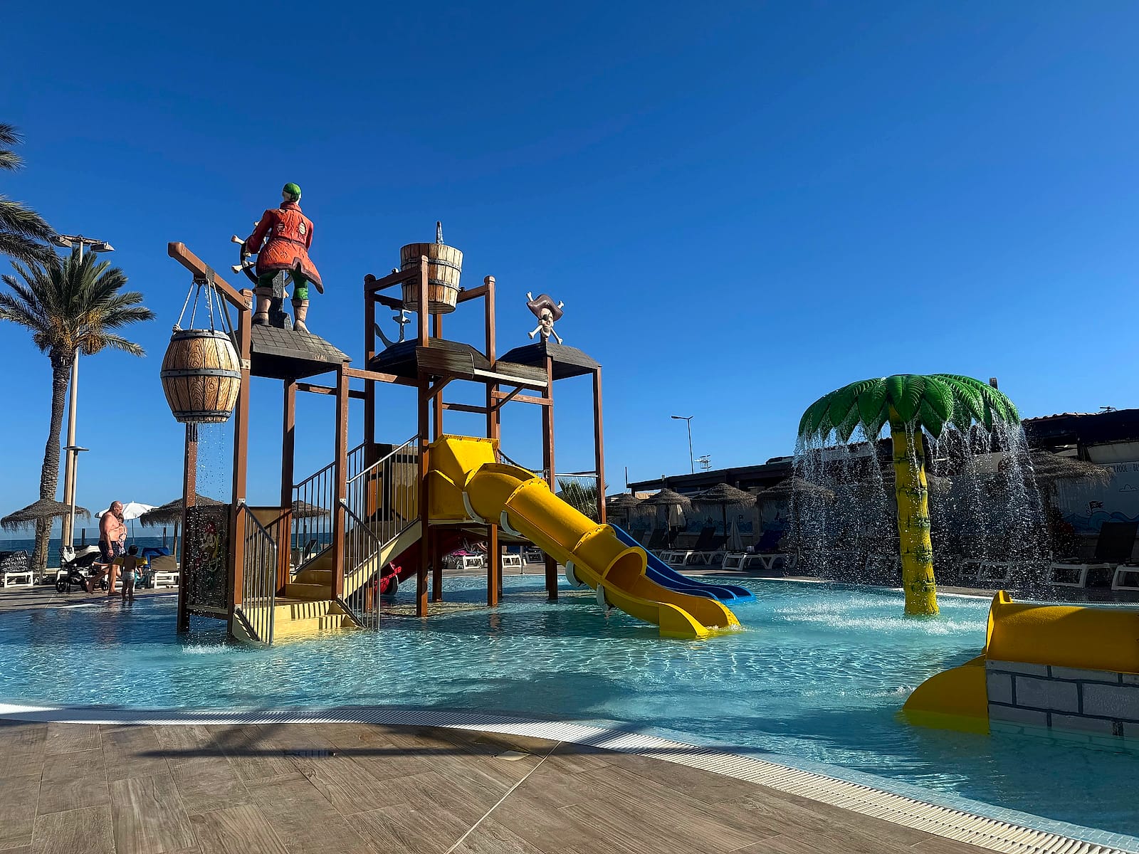 El aquapark infantil del Best Sabinal, con torres de madera, toboganes y un pirata en lo alto