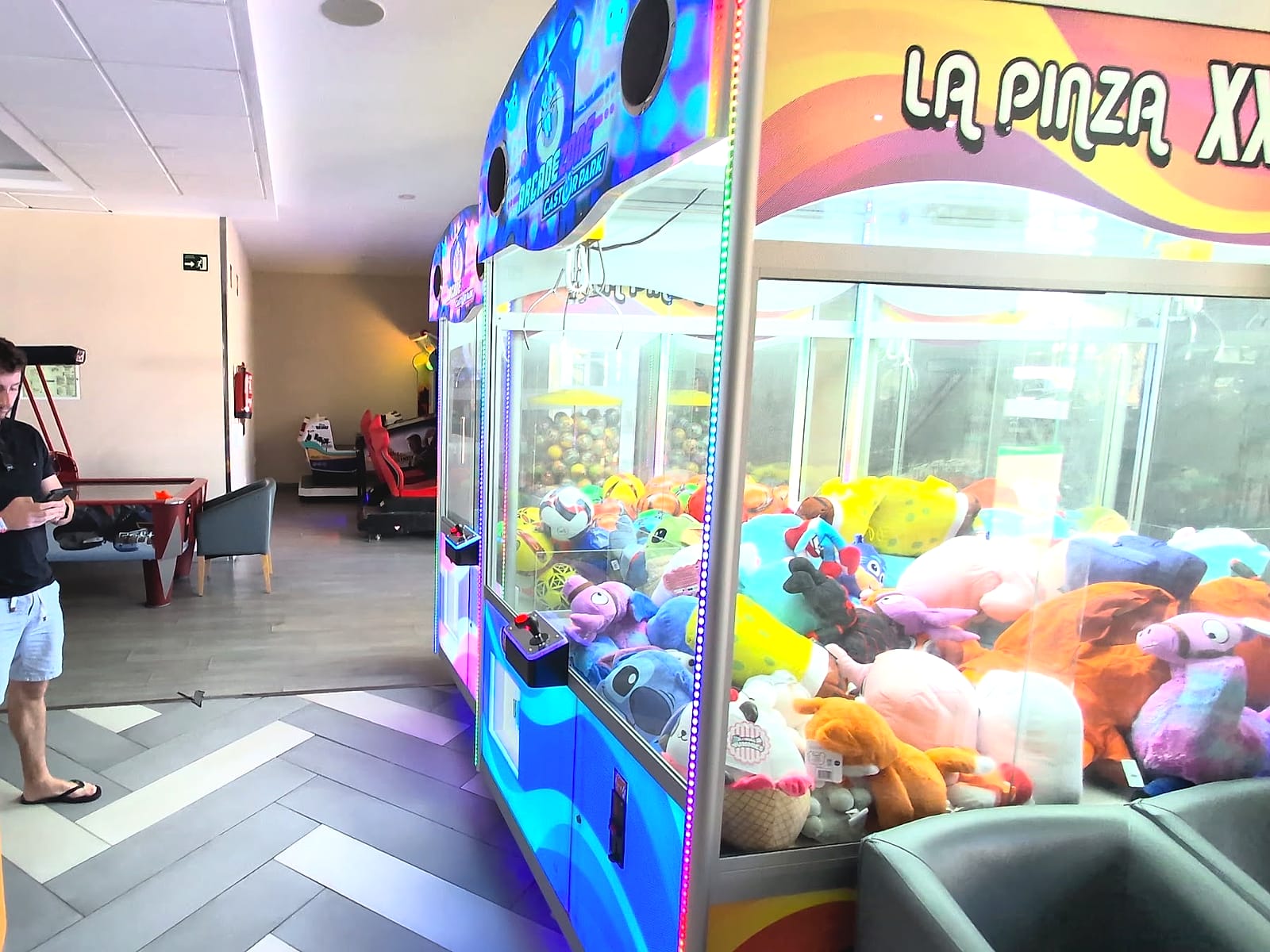 La zona arcade del Best Sabinal, con máquinas de gancho de peluches