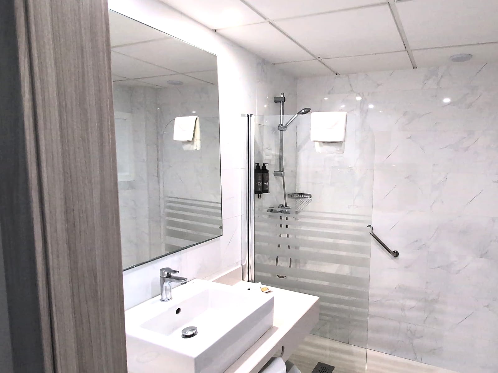 El baño renovado de la habitación del Best Sabinal, con ducha de mampara y lavabo blanco