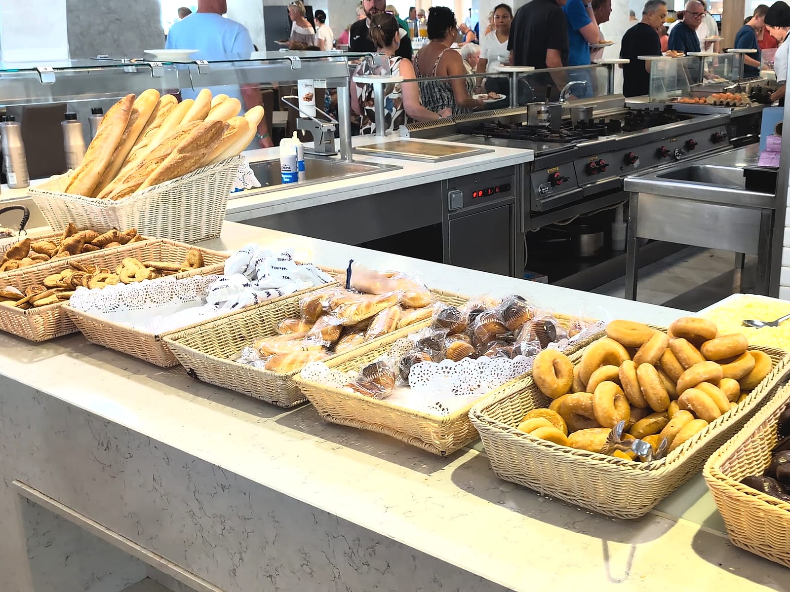 La bollería del desayuno del Best Sabinal: rosquillas, palmeras y pan