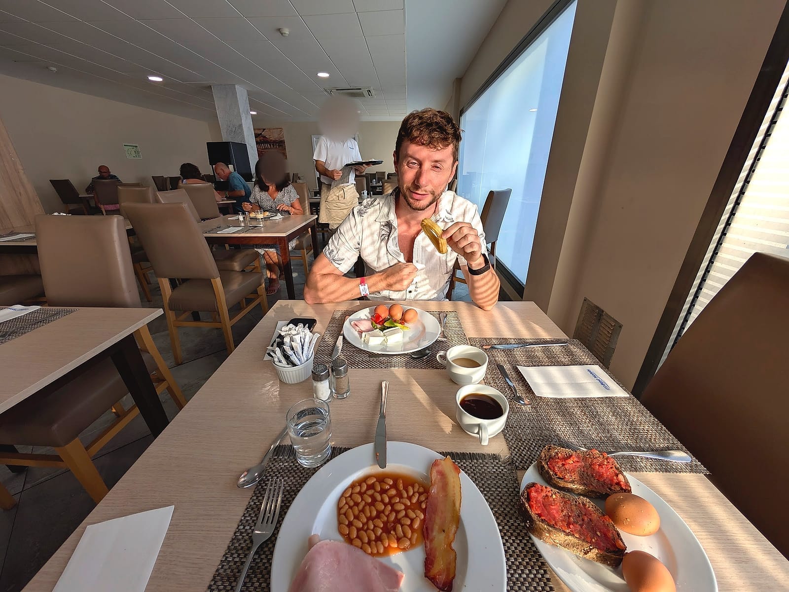 Un desayuno en el Best Sabinal, con alubias, bacon y tostadas con tomate