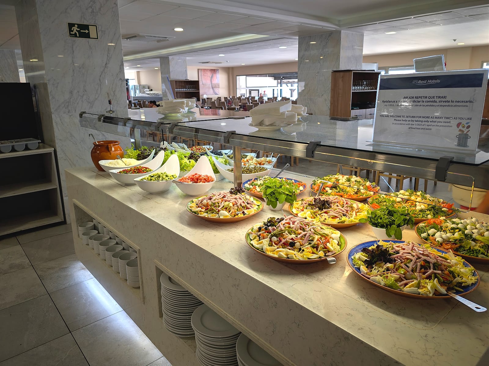 La isla de ensaladas del buffet del Best Sabinal