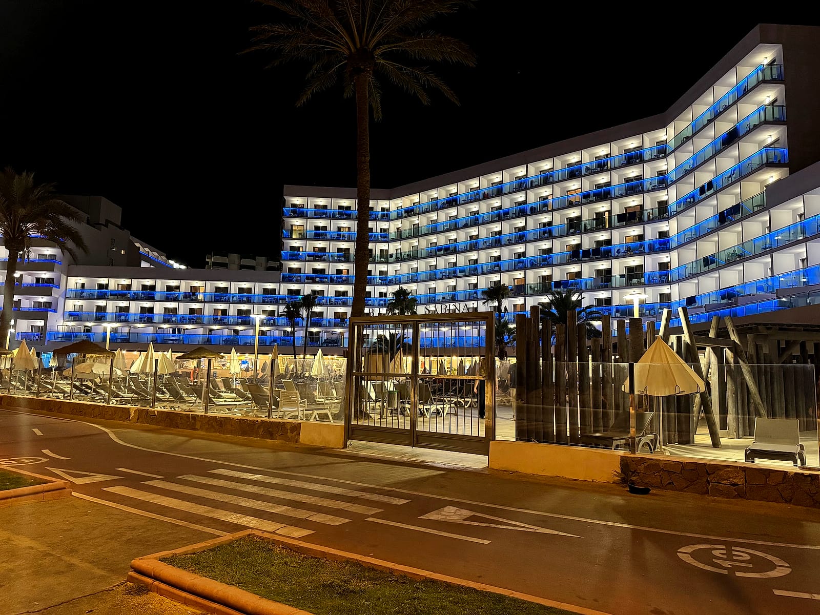 La fachada del Best Sabinal iluminada de noche