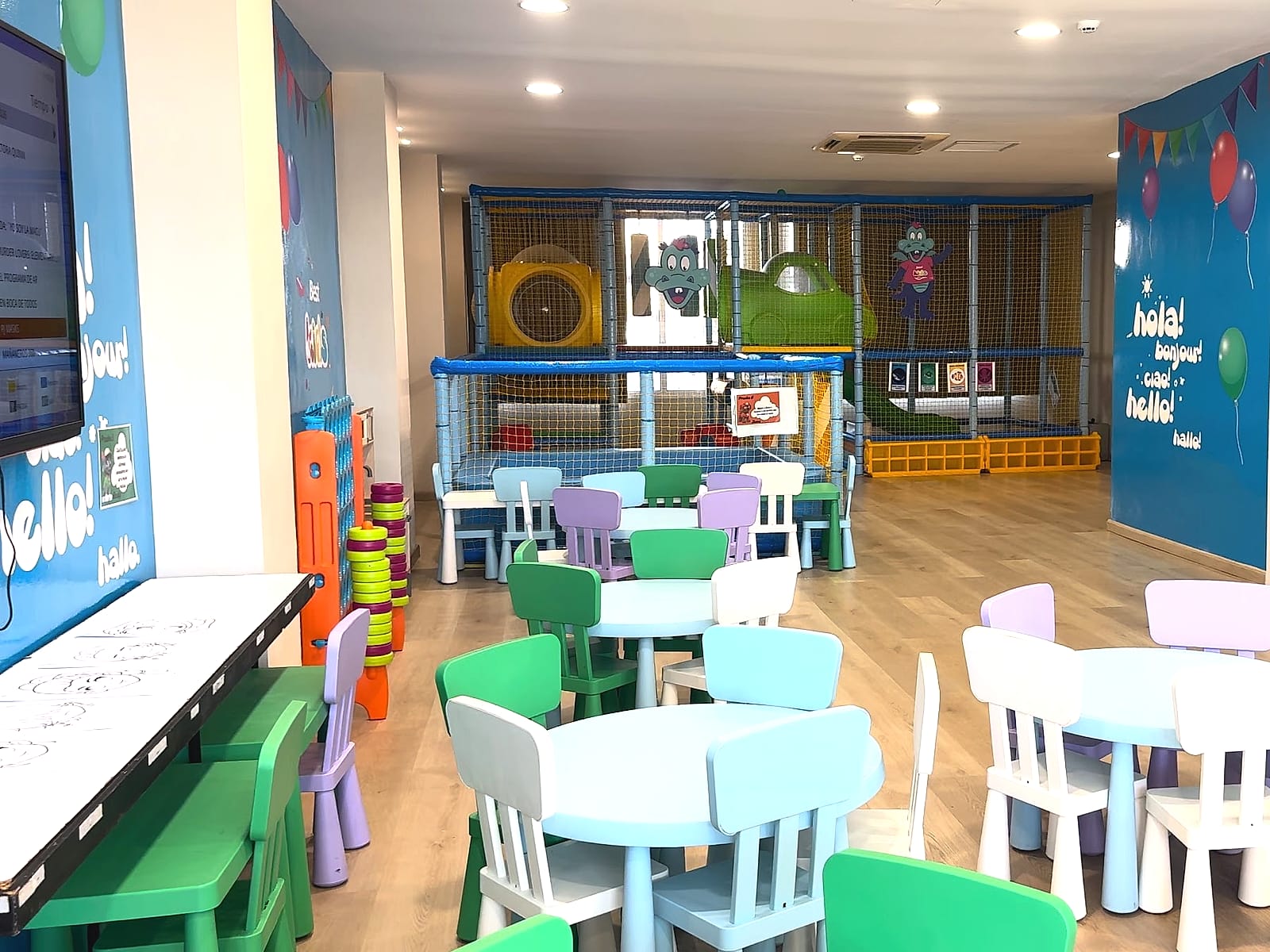 La zona de mesas para colorear del miniclub del Best Sabinal, con el parque de bolas al fondo
