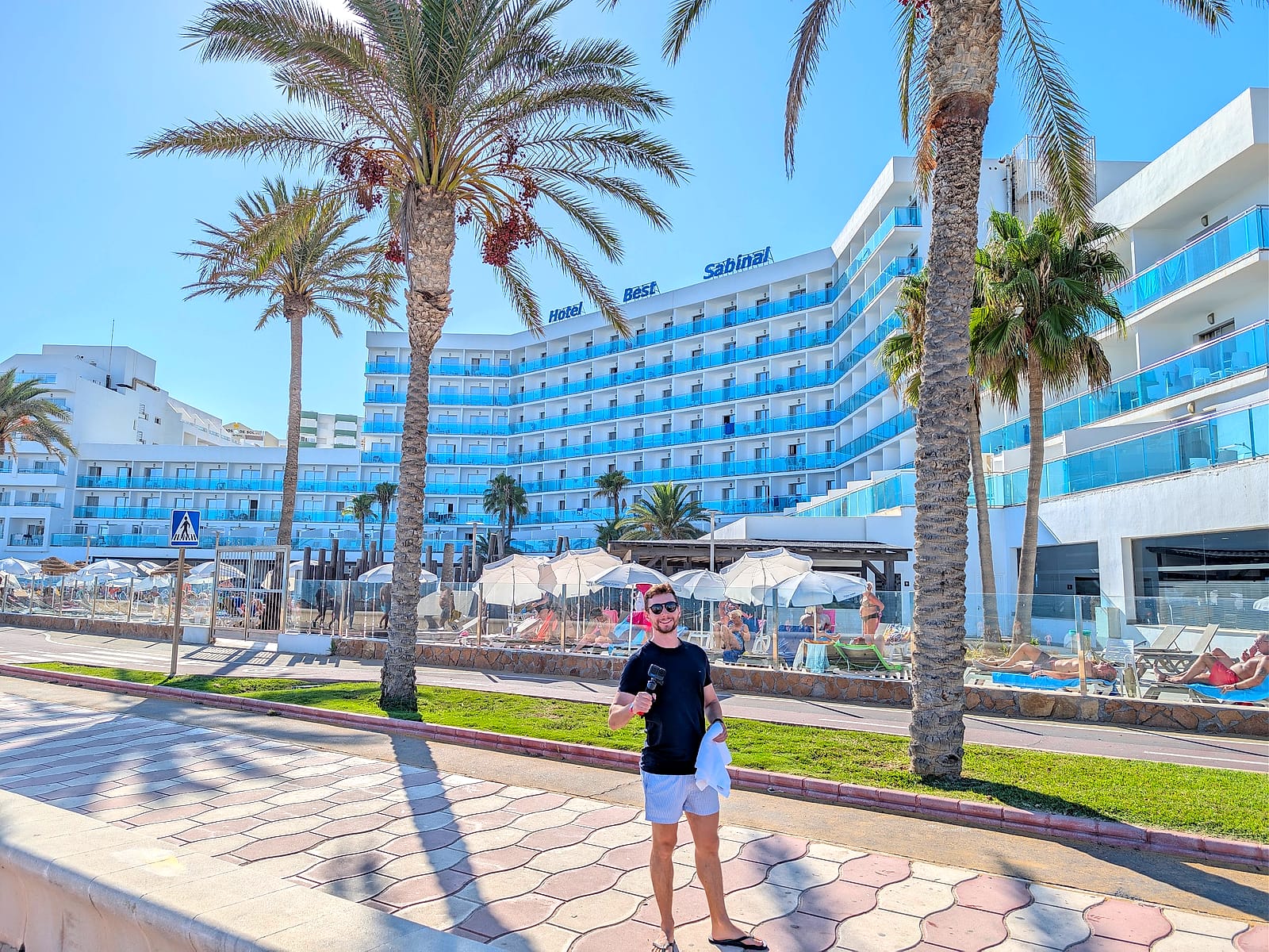 La fachada del Best Sabinal desde el paseo marítimo de Roquetas de Mar, entre palmeras