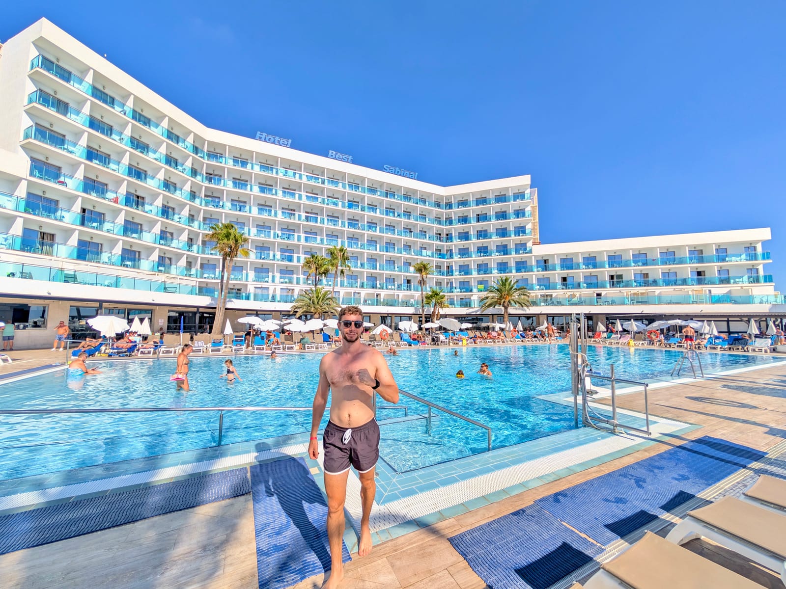 Javier Sobrino en la piscina del Best Sabinal, con la fachada y el letrero del hotel detrás