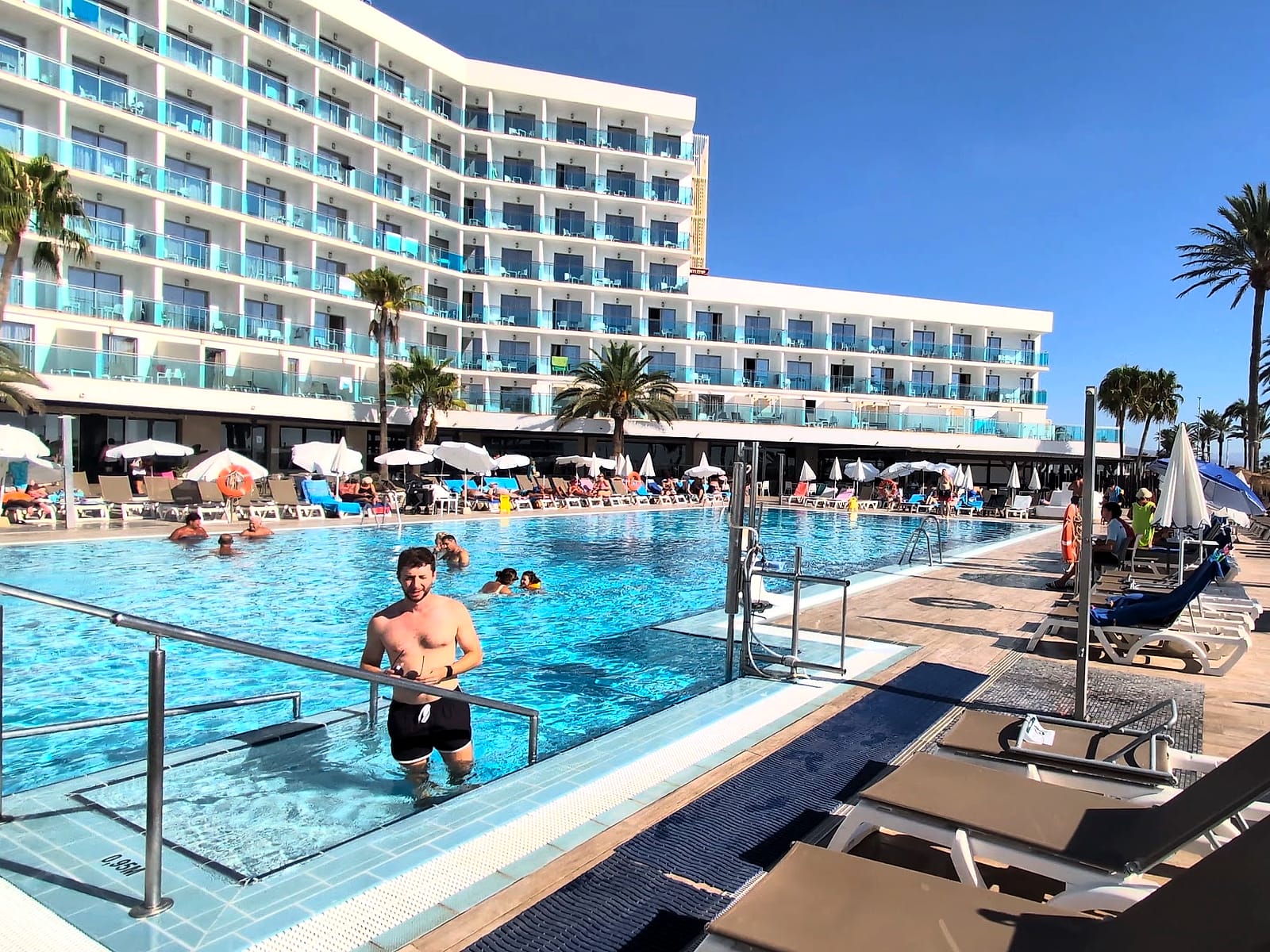 La piscina principal del Best Sabinal con bañistas y la fachada del hotel detrás