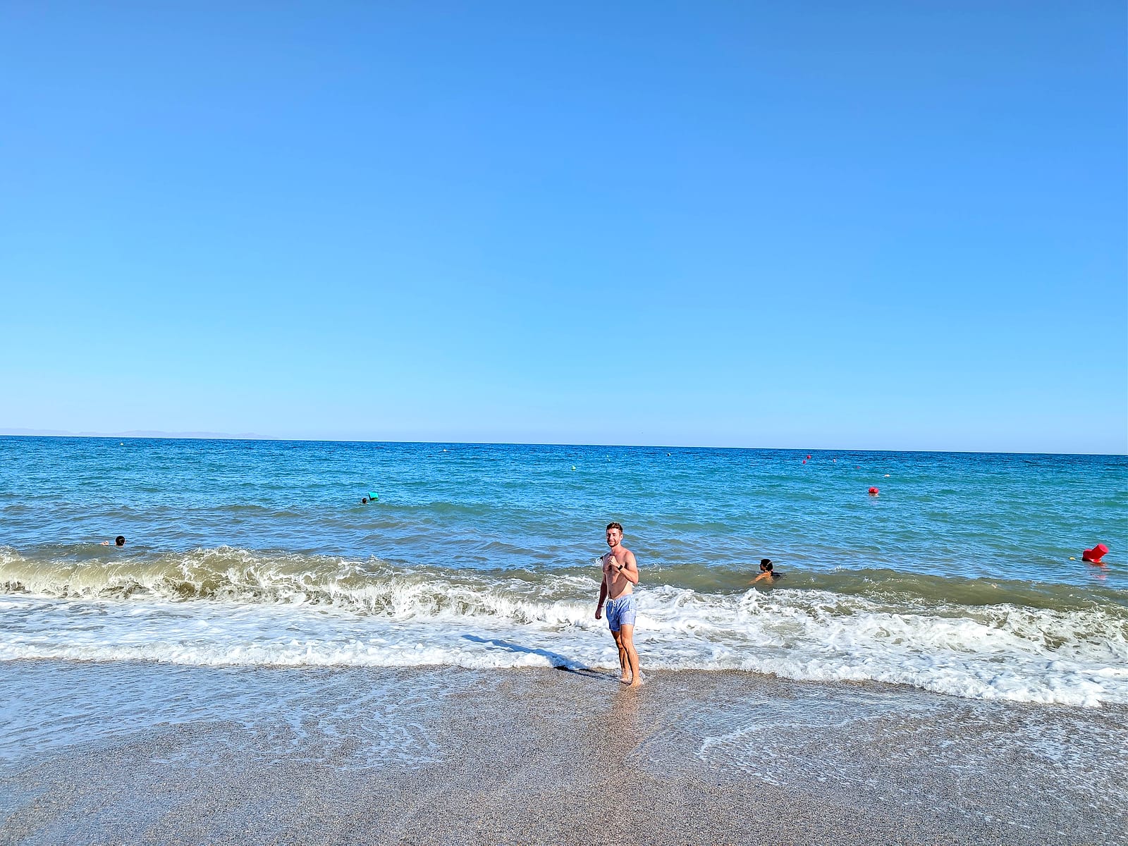 El mar de la playa de Roquetas de Mar, con algo de oleaje, frente al Best Sabinal