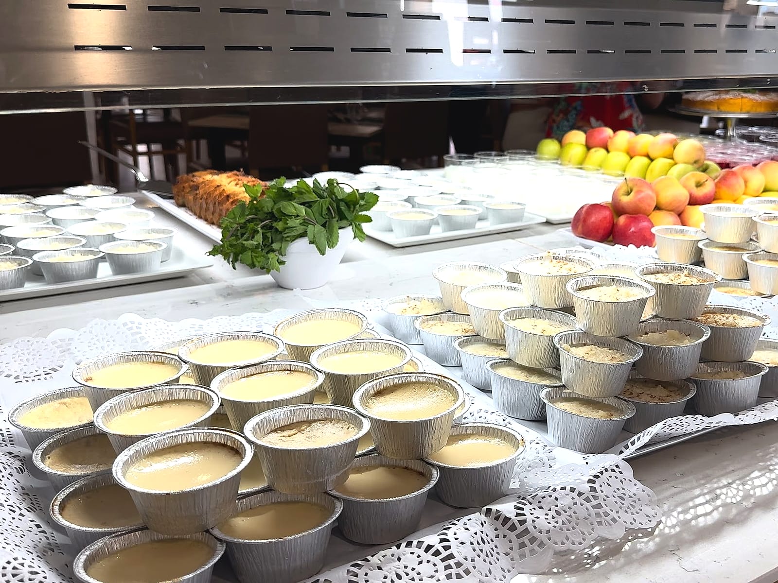 Los postres del buffet del Best Sabinal: natillas, arroz con leche y fruta
