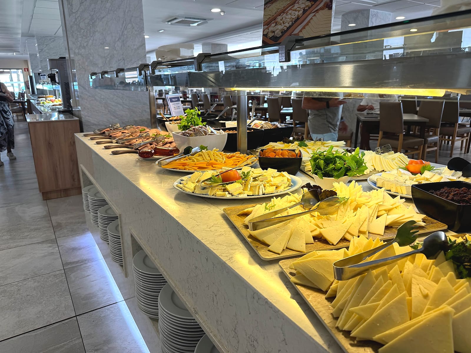 La isla de entrantes y quesos del buffet del Best Sabinal