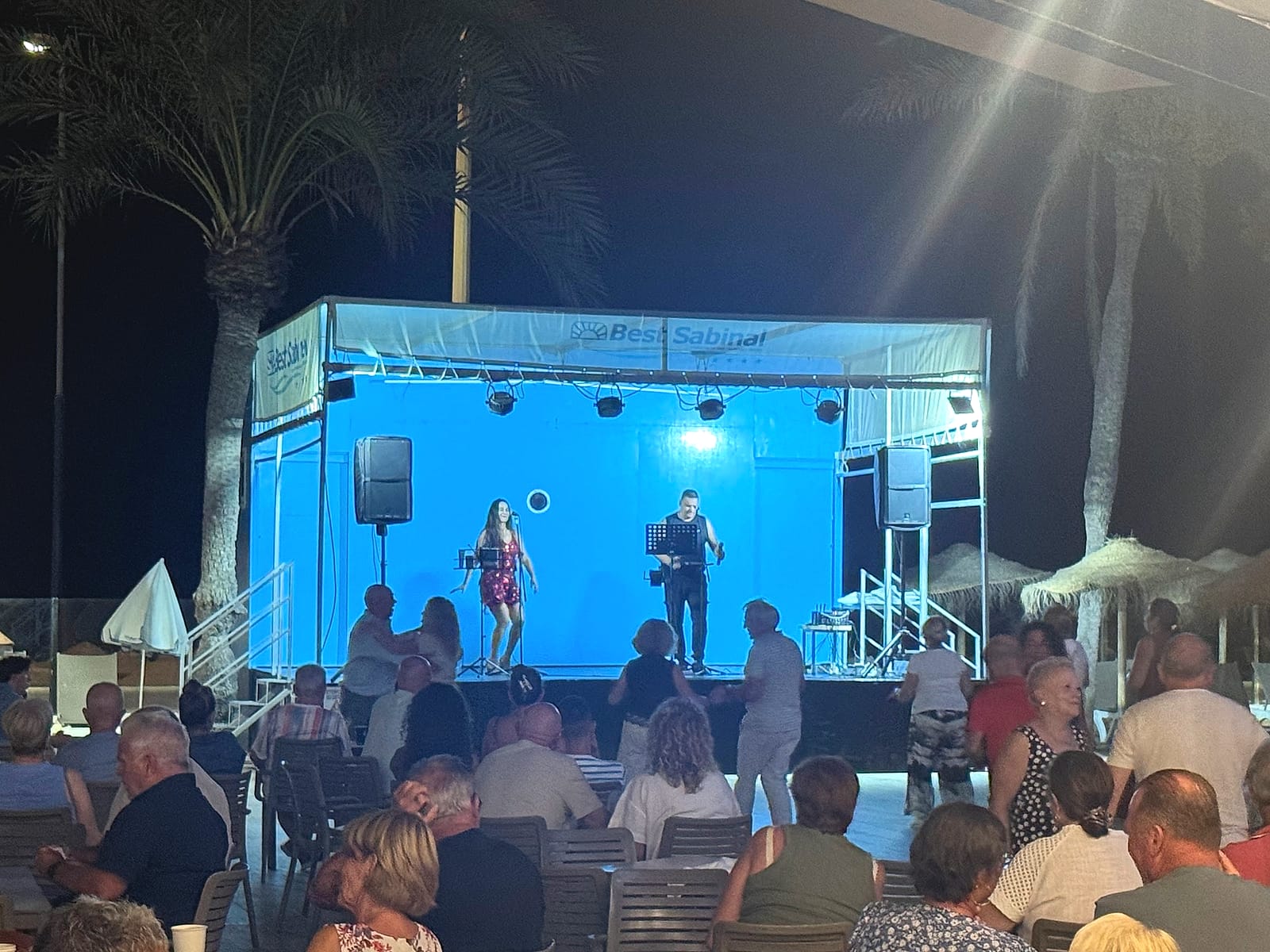 Un espectáculo nocturno en el escenario del Best Sabinal, con el público delante
