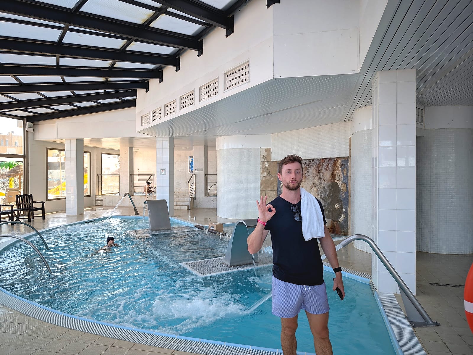 Javier Sobrino en la piscina climatizada del spa del Best Sabinal, con chorros y jacuzzi