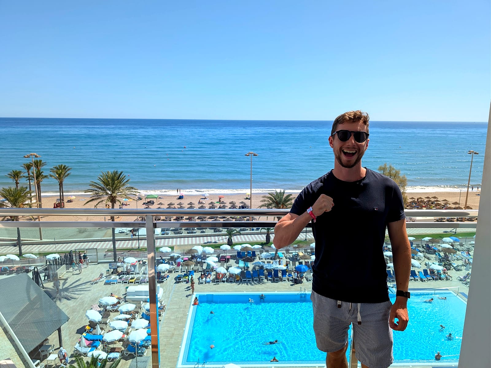 Javier Sobrino en la terraza de la habitación con vistas al mar del Best Sabinal, con la piscina y la playa abajo