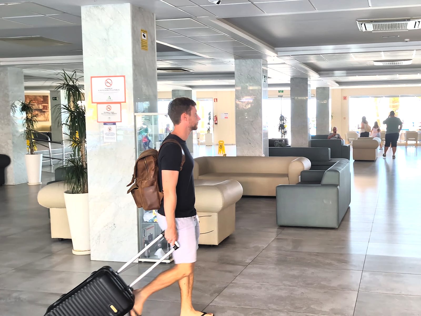 Llegada al vestíbulo del Best Sabinal, con sofás y suelo claro