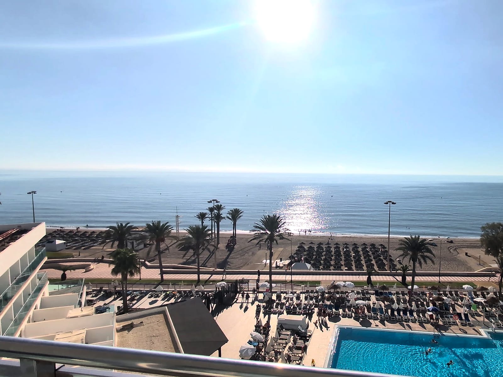 Vista de la playa de Roquetas de Mar y de la piscina desde una habitación del Best Sabinal