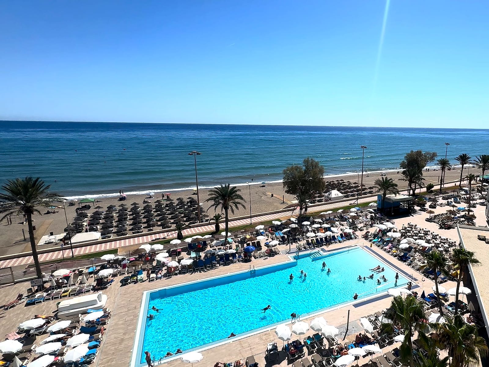 Vista desde la terraza del Best Sabinal: la piscina, las tumbonas y la playa de Roquetas
