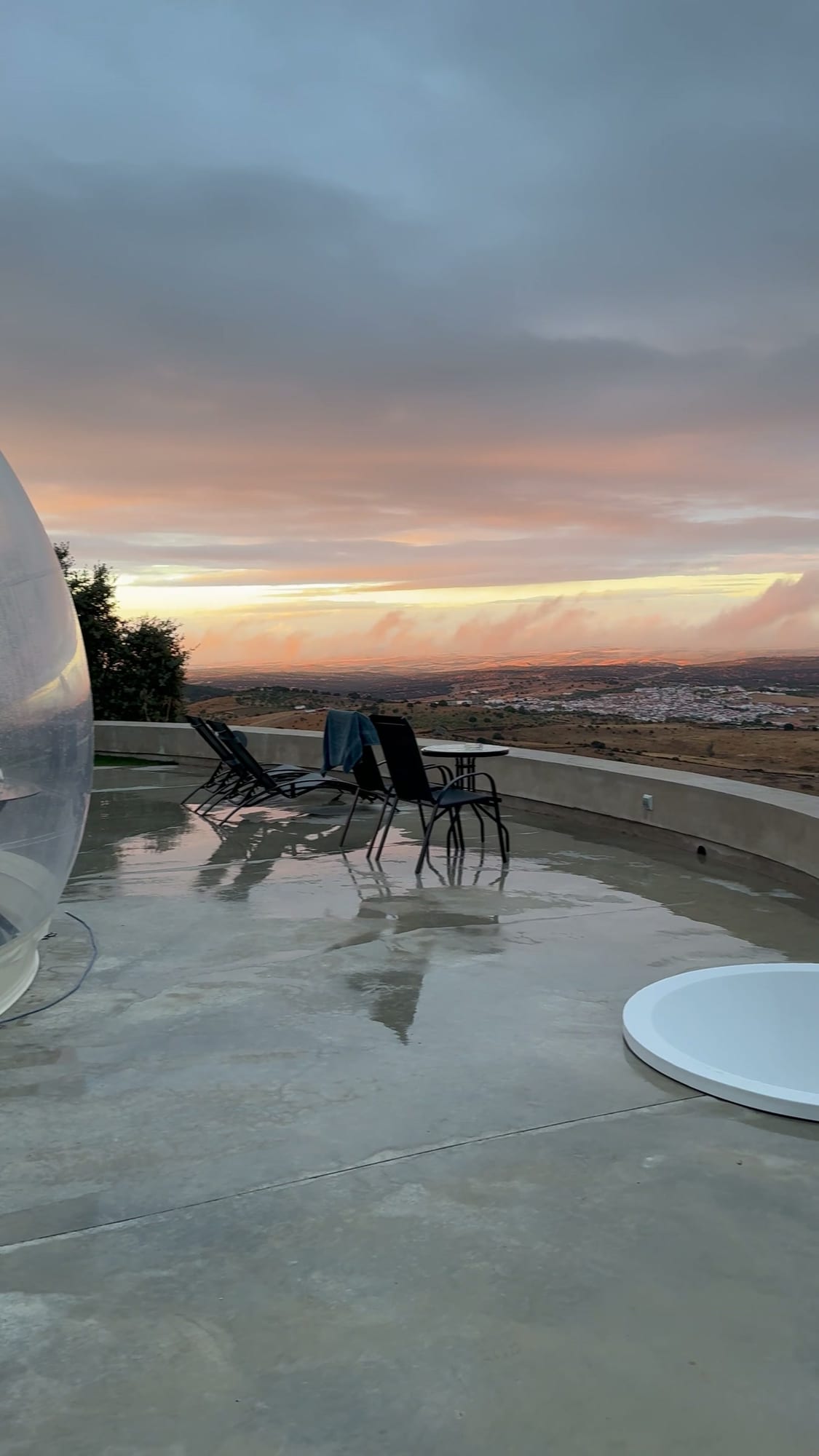 Terraza de Burbujas Balú al atardecer con el jacuzzi y vistas al valle