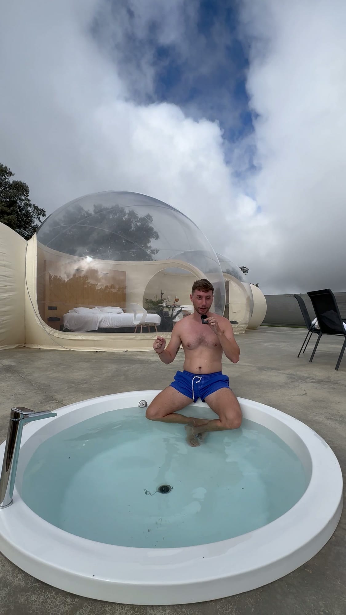 Javier Sobrino en el jacuzzi exterior delante de la burbuja de Burbujas Balú