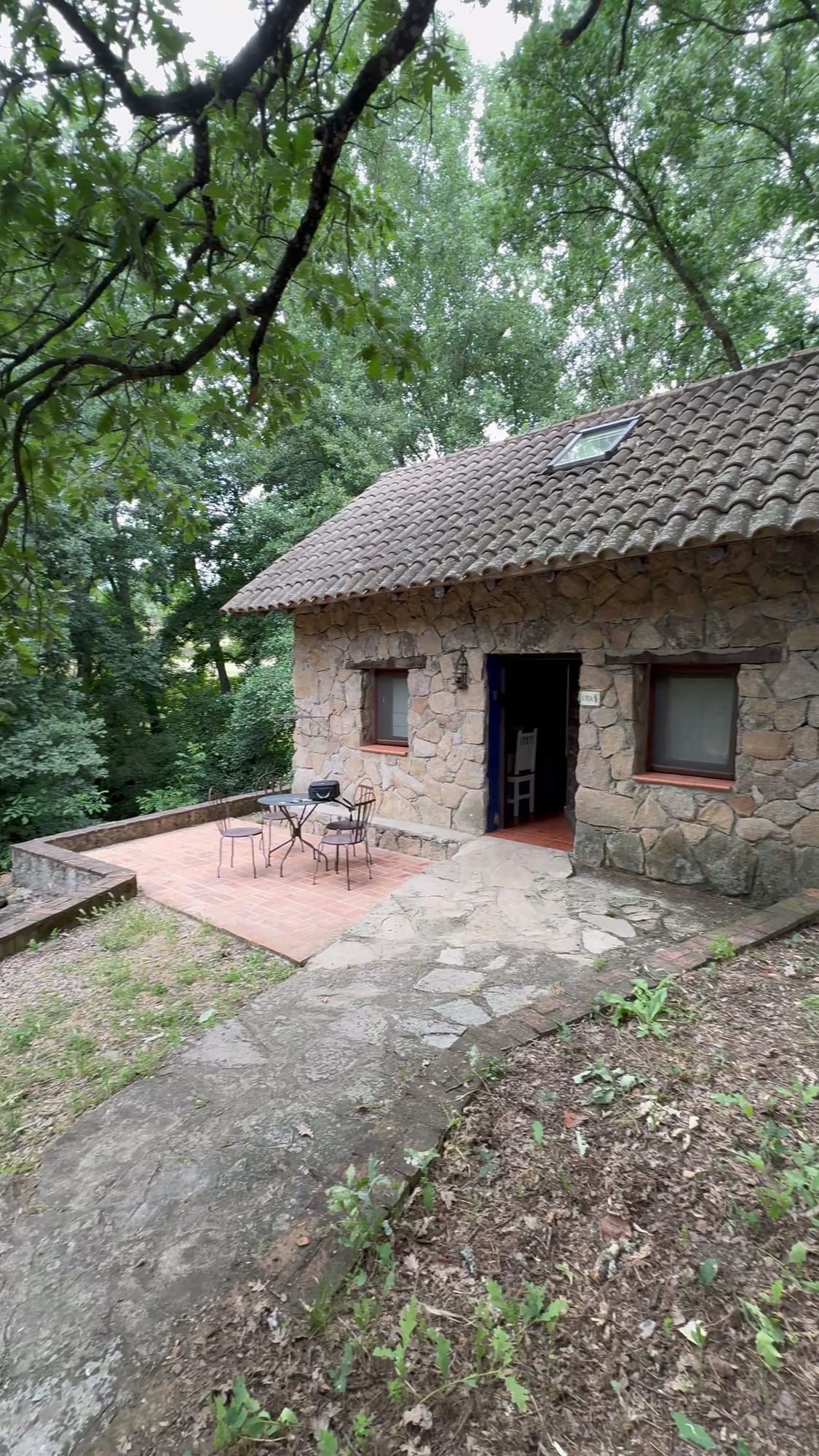 Cabaña de piedra con terraza en el bosque de Cabañas Crisol