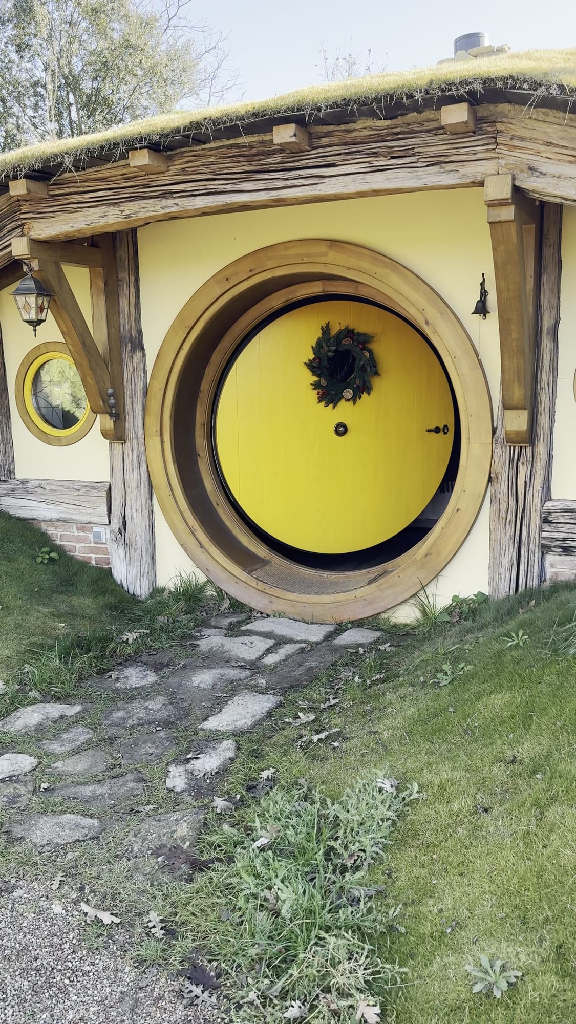Puerta redonda amarilla de otra casita hobbit de La Comarca de Veratton