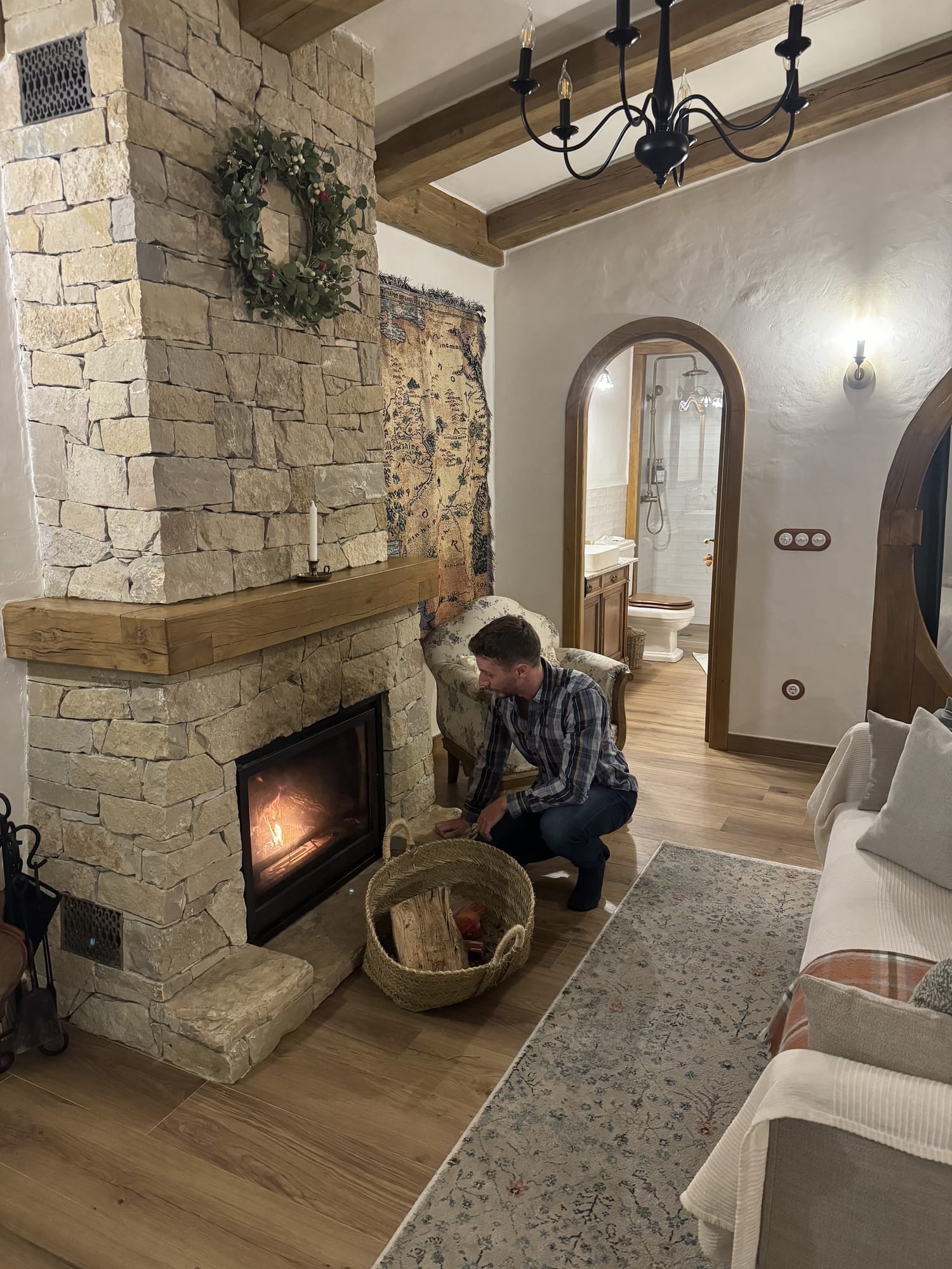 Javier Sobrino encendiendo la chimenea de piedra de la casita de La Comarca de Veratton