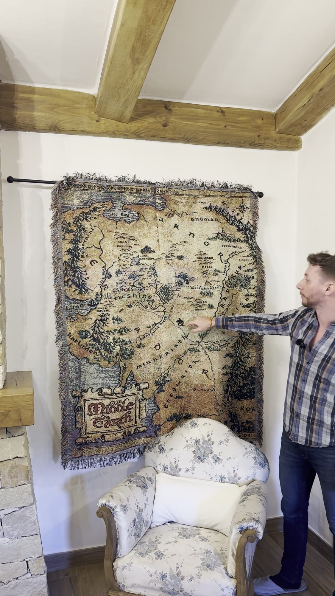 Javier Sobrino señalando el mapa de la Tierra Media colgado en el salón de La Comarca de Veratton