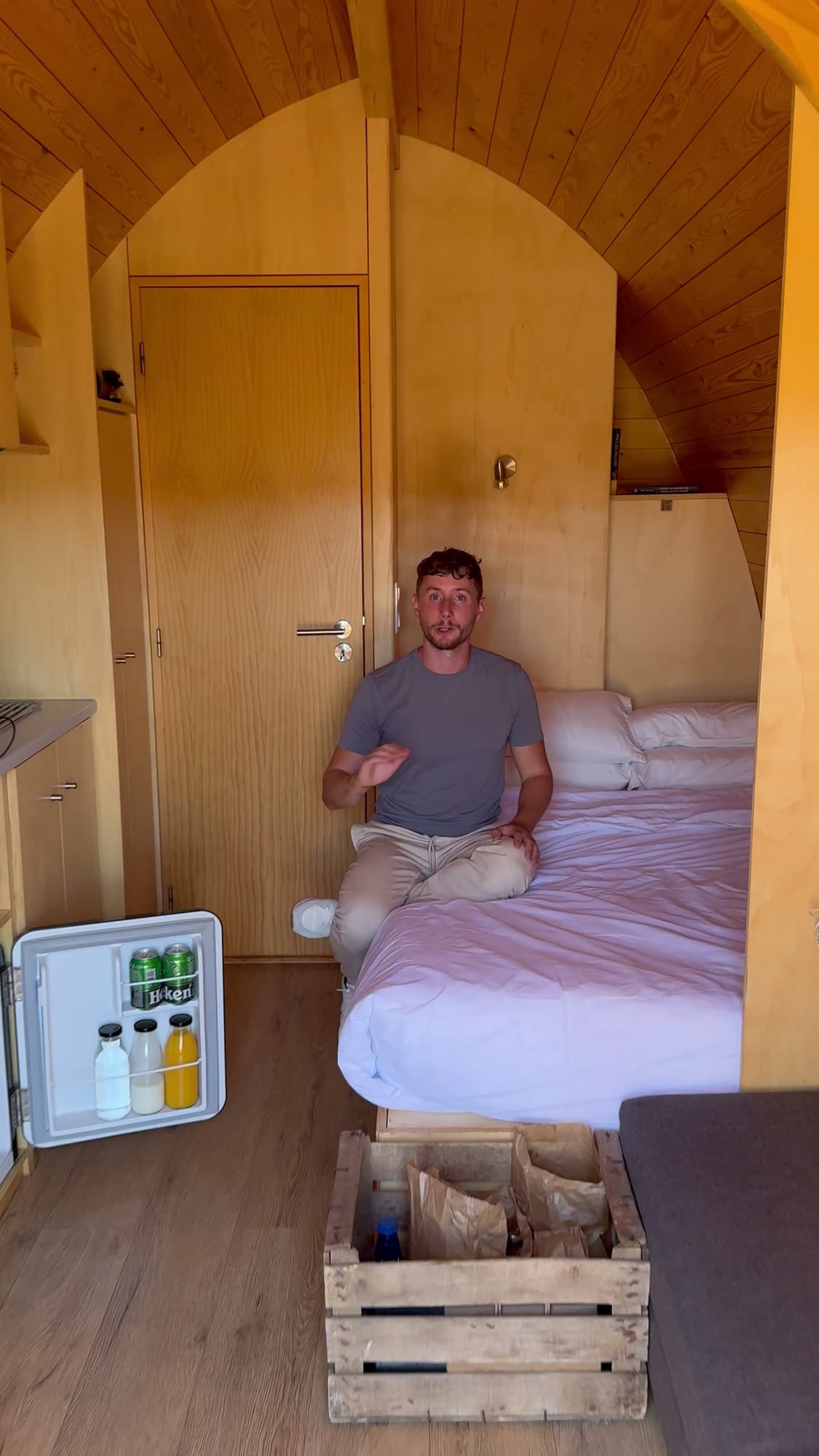 Interior de madera de una cabaña de Cork Valley con cama doble