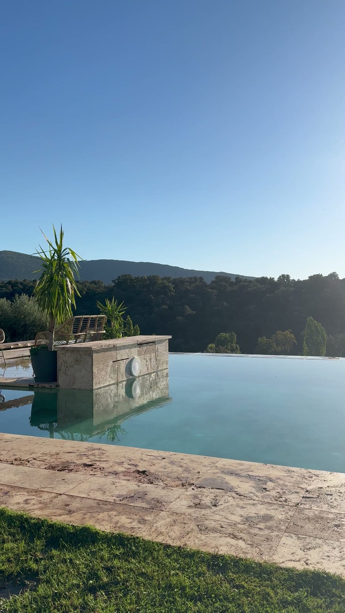 Piscina desbordante de Cork Valley con vistas a los Montes de Toledo