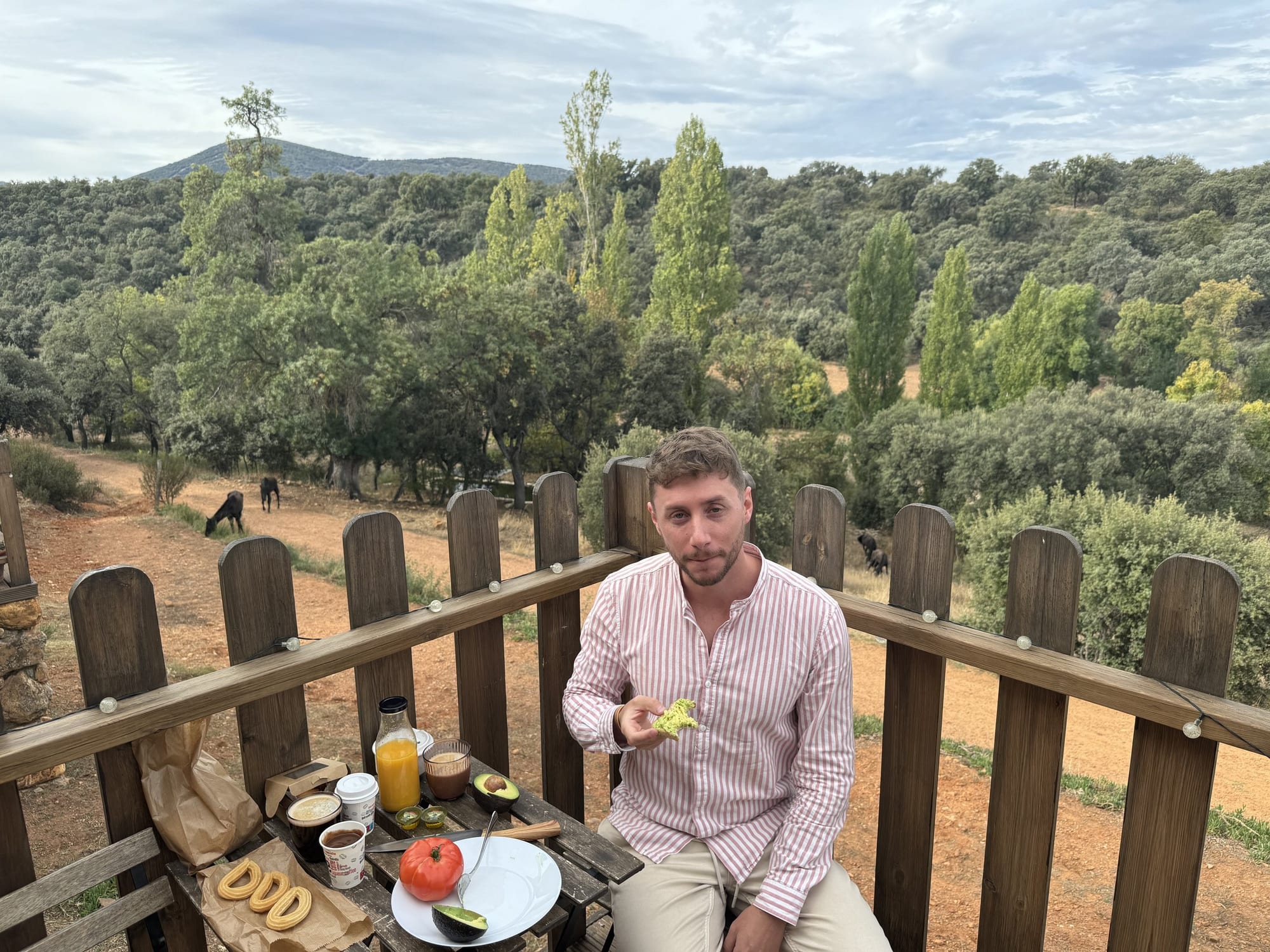 Javier Sobrino desayunando en la terraza de su cabaña de Cork Valley