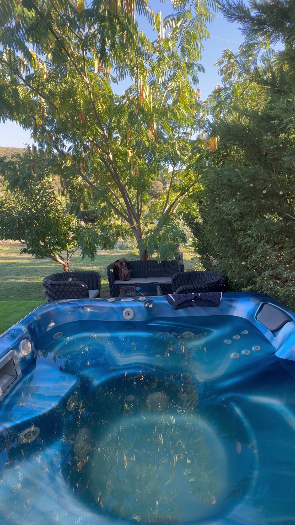 Jacuzzi privado junto a los sillones de ratán de la Yurta Tierra en El Jardín de las Delizias