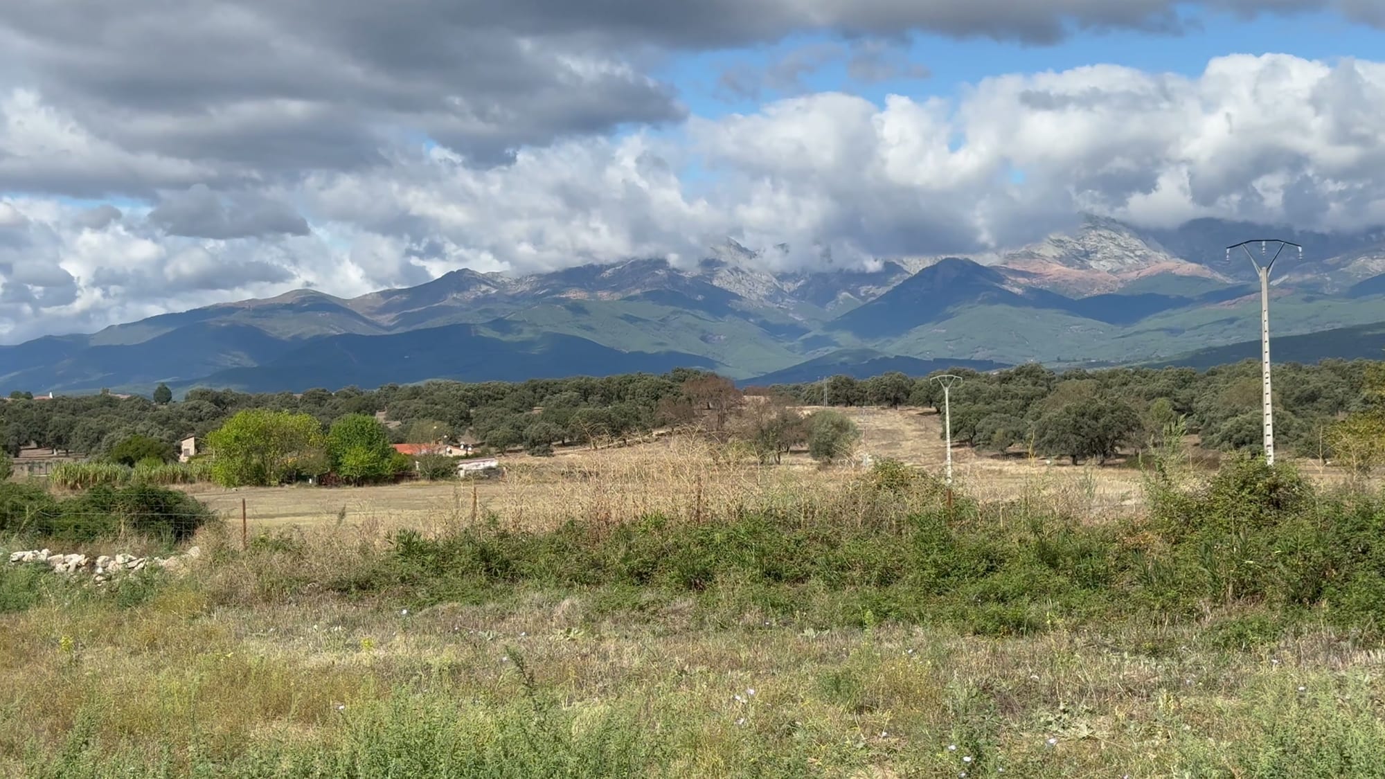 La Sierra de Gredos con nubes vista desde Estrellas de Gredos
