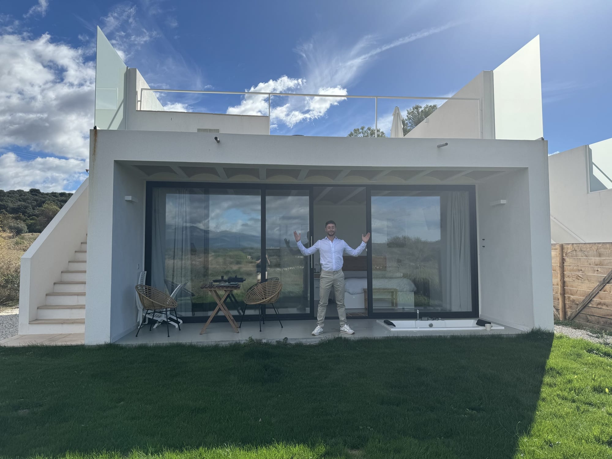 Javier Sobrino delante de su casita de Estrellas de Gredos, con el jacuzzi del porche y la escalera a la azotea
