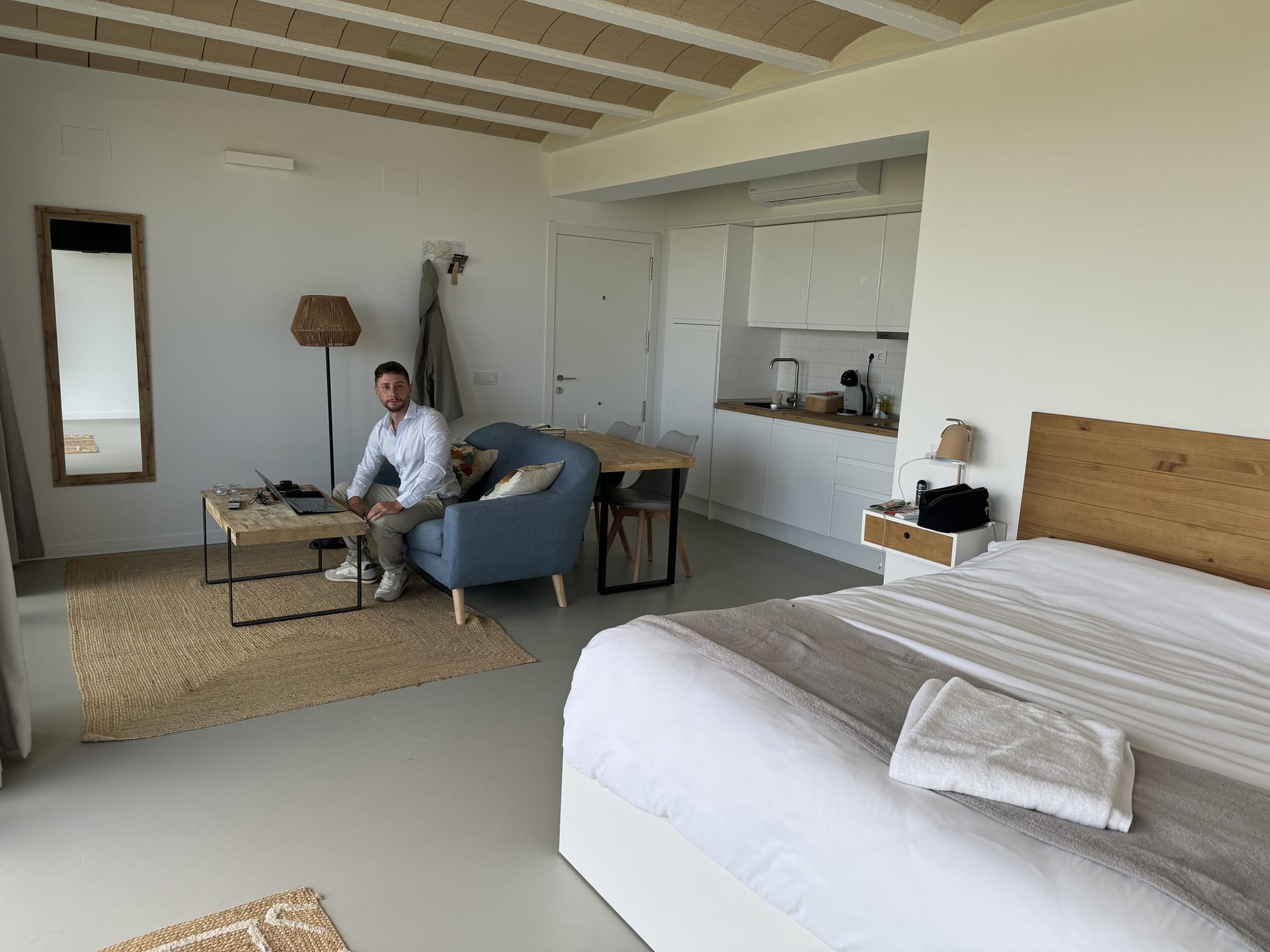 Estudio de Estrellas de Gredos con cama, salón y cocina abierta