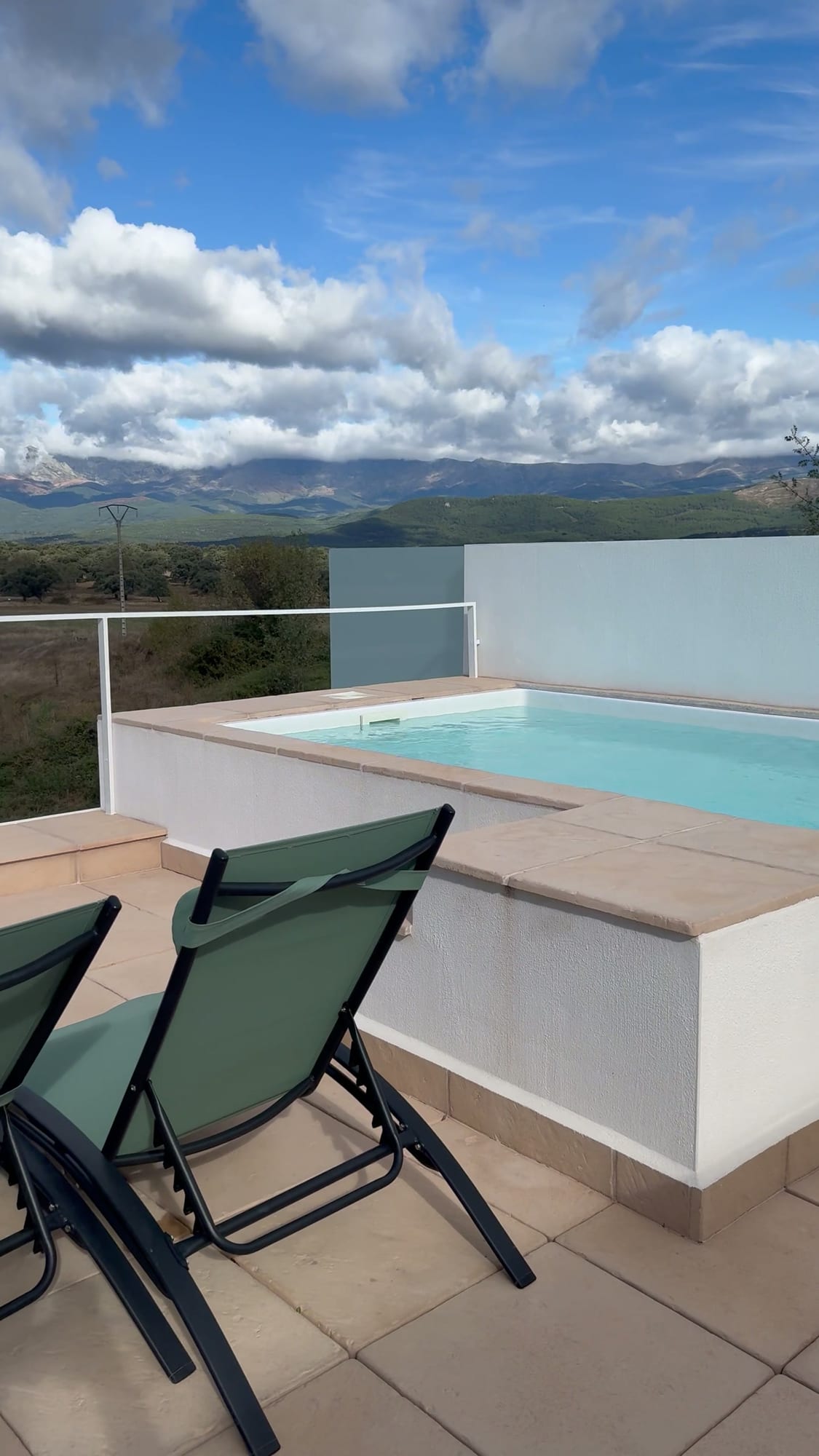 Piscina privada en la azotea de Estrellas de Gredos con hamacas y la Sierra de Gredos al fondo