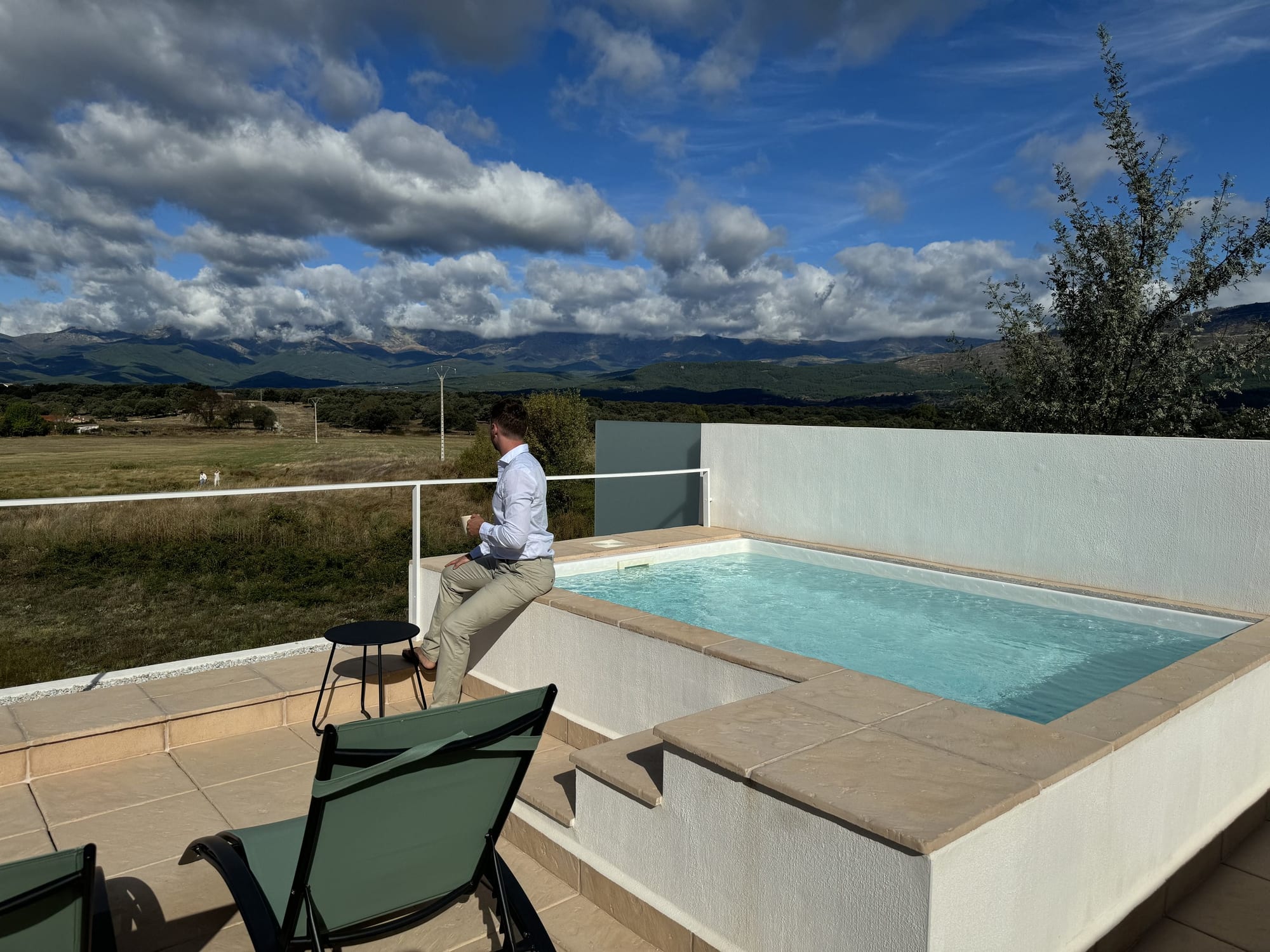 Javier Sobrino tomando un café junto a la piscina de la azotea de Estrellas de Gredos