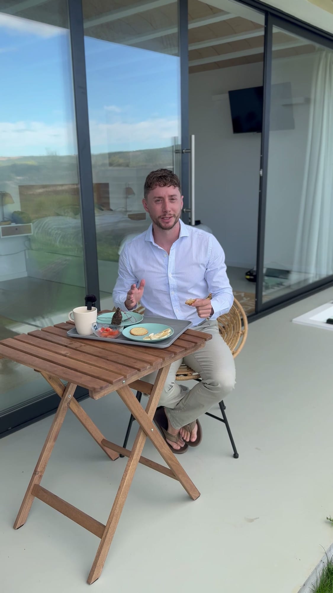 Javier Sobrino desayunando en el porche de Estrellas de Gredos