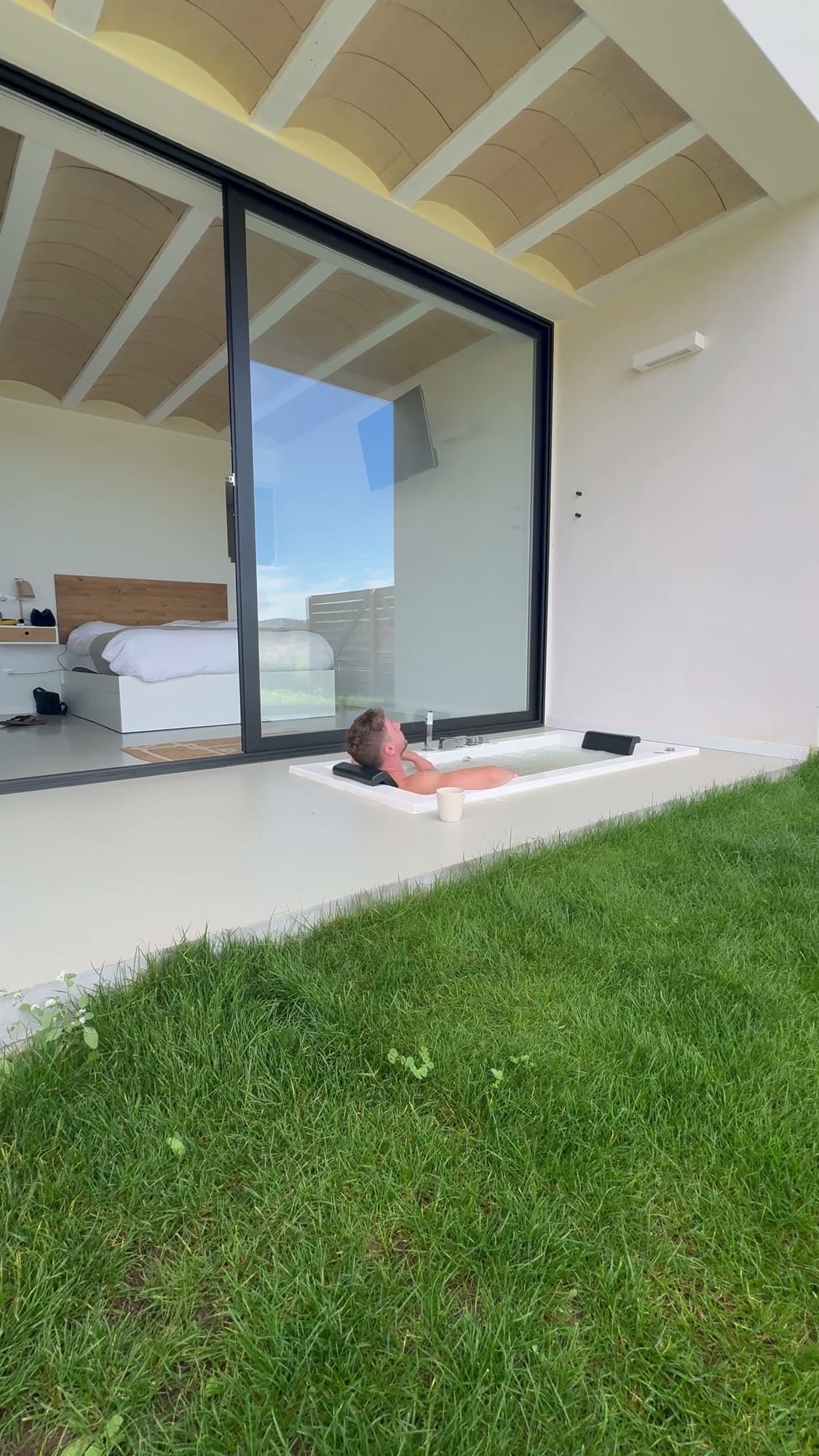 Jacuzzi privado en el porche de Estrellas de Gredos, junto al ventanal del dormitorio