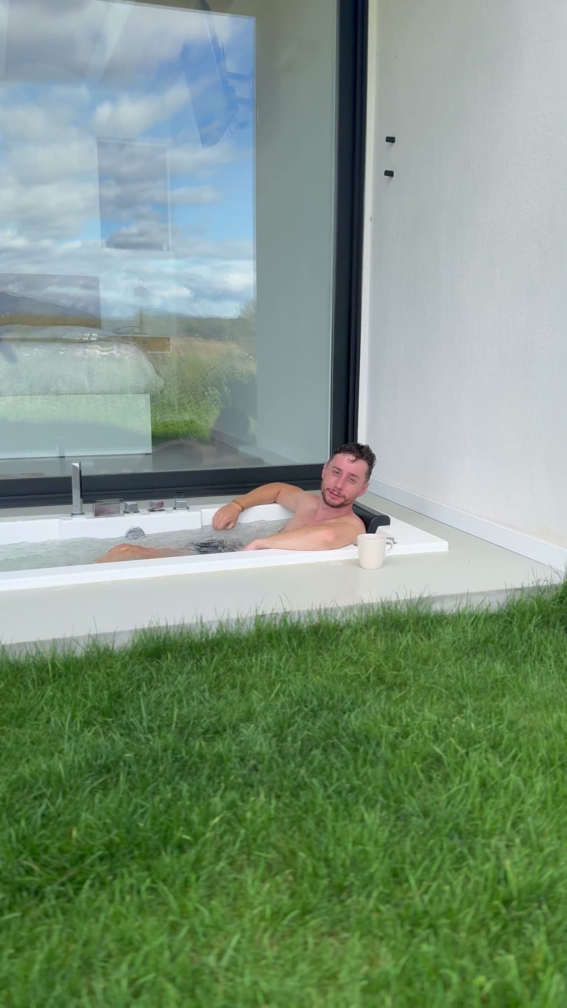 Javier Sobrino en el jacuzzi exterior de Estrellas de Gredos con un café