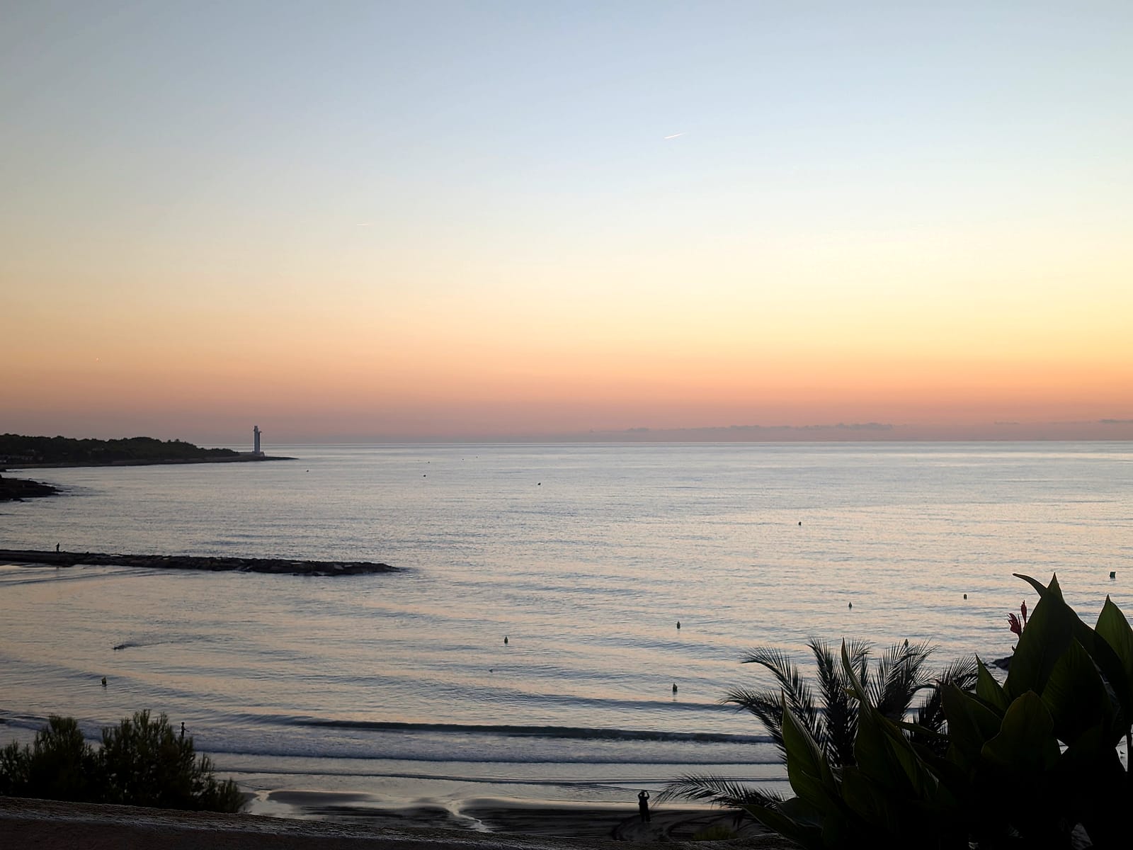 El amanecer sobre el mar visto desde la terraza de un apartamento del Eurhostal
