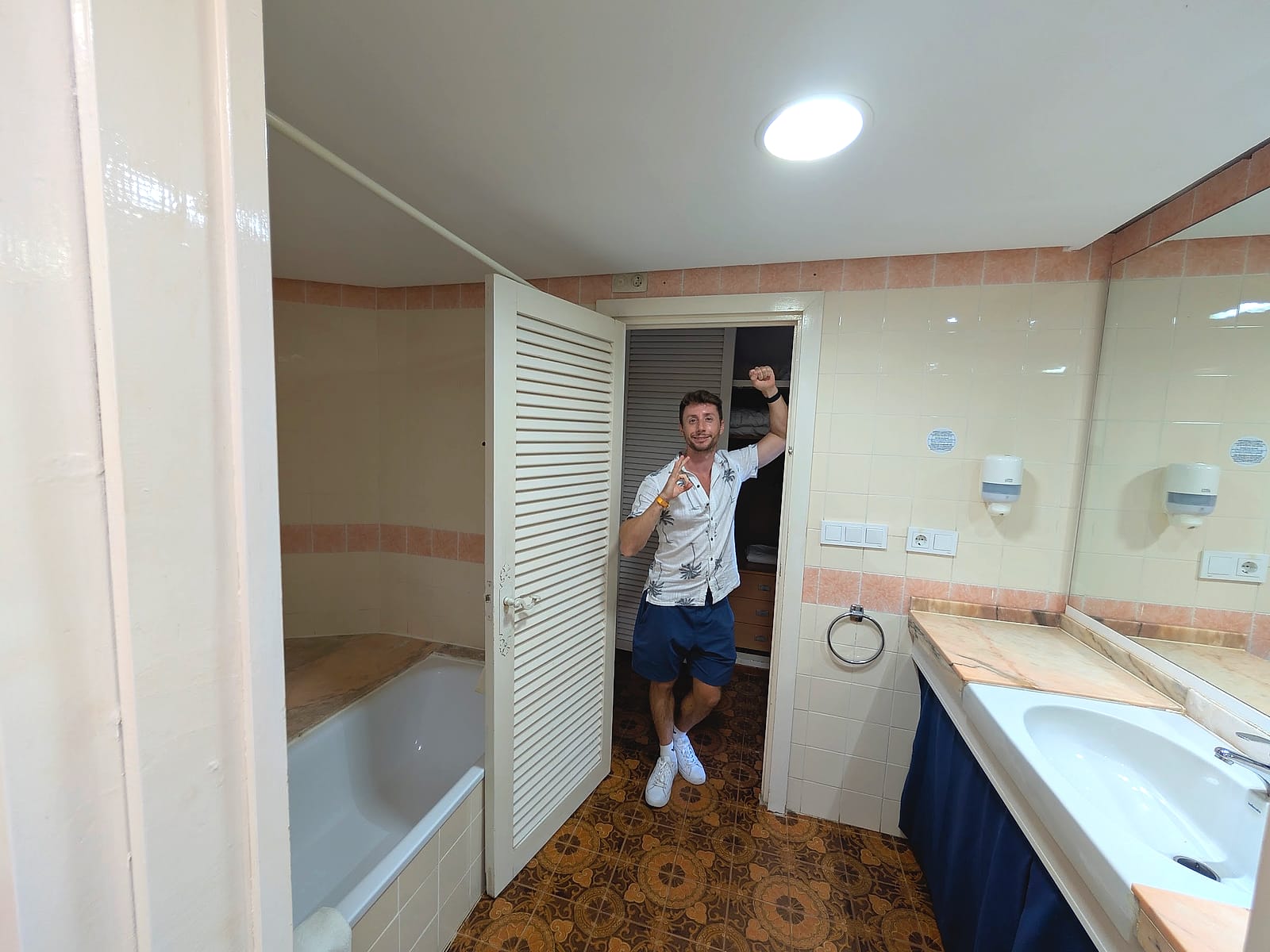 El baño del apartamento del Eurhostal, con bañera y un lavabo amplio